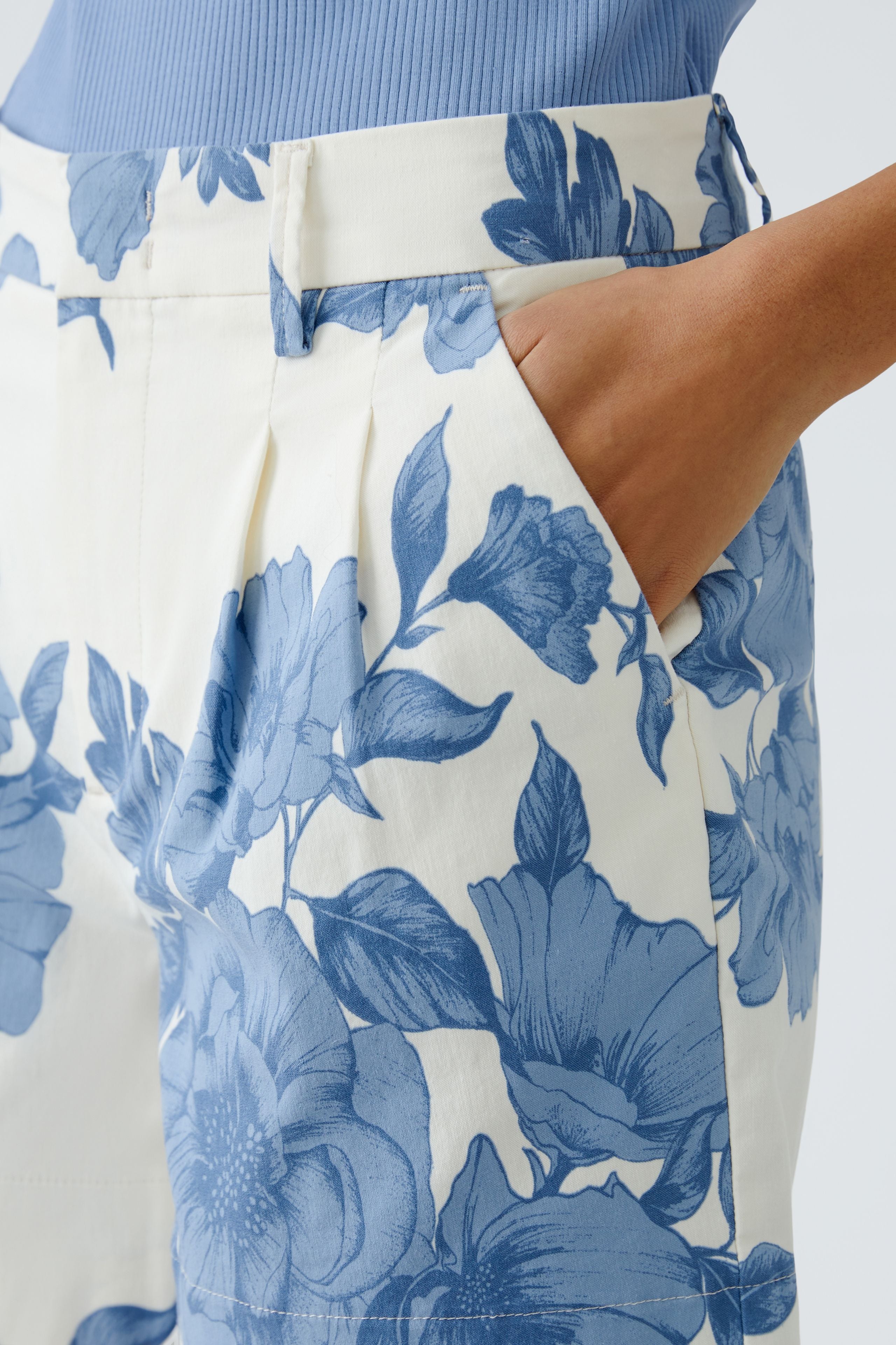 Close-up of floral print pleated shorts with pockets by Oui