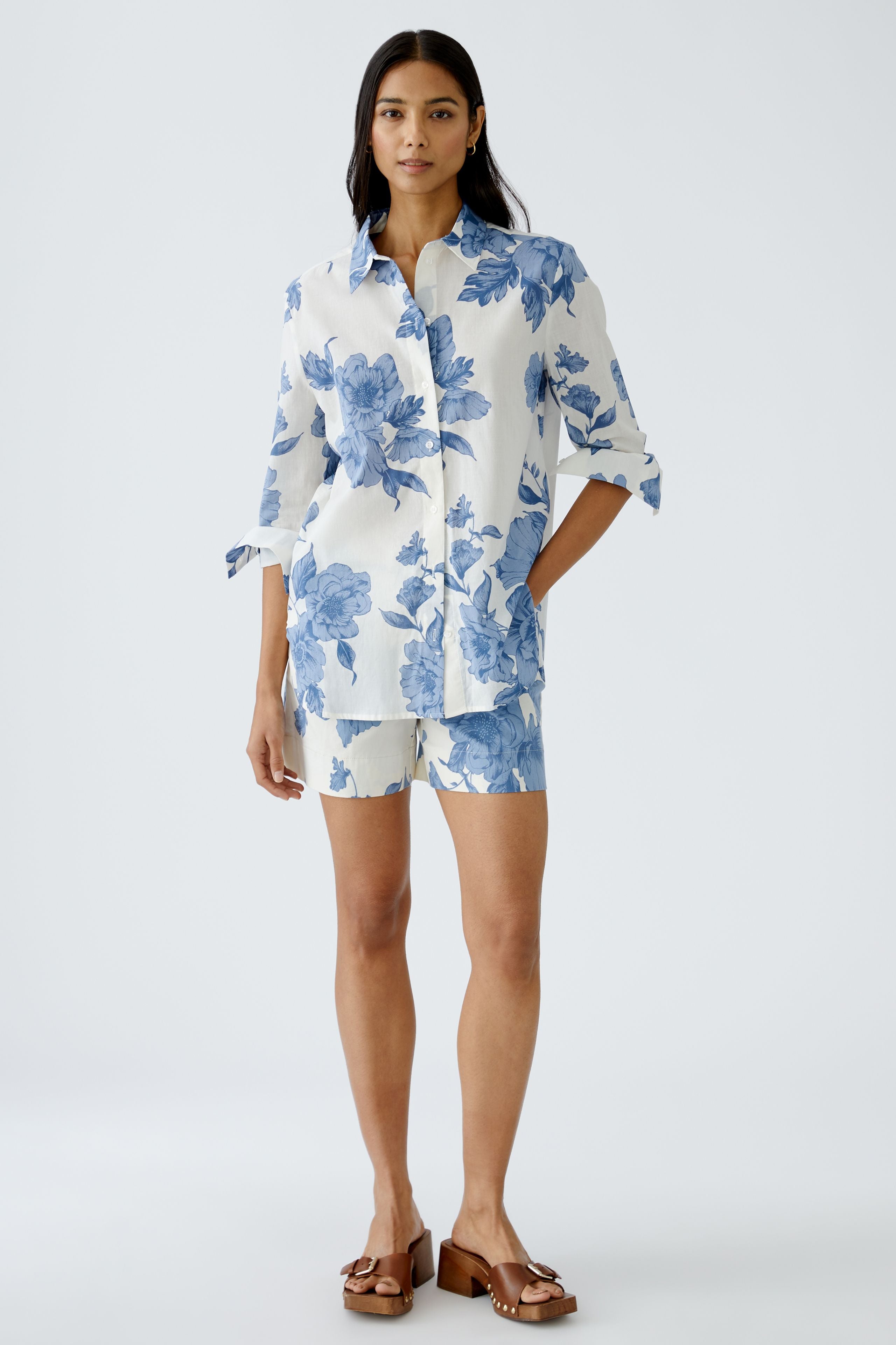Oui blue and white floral pleated shorts with high waist