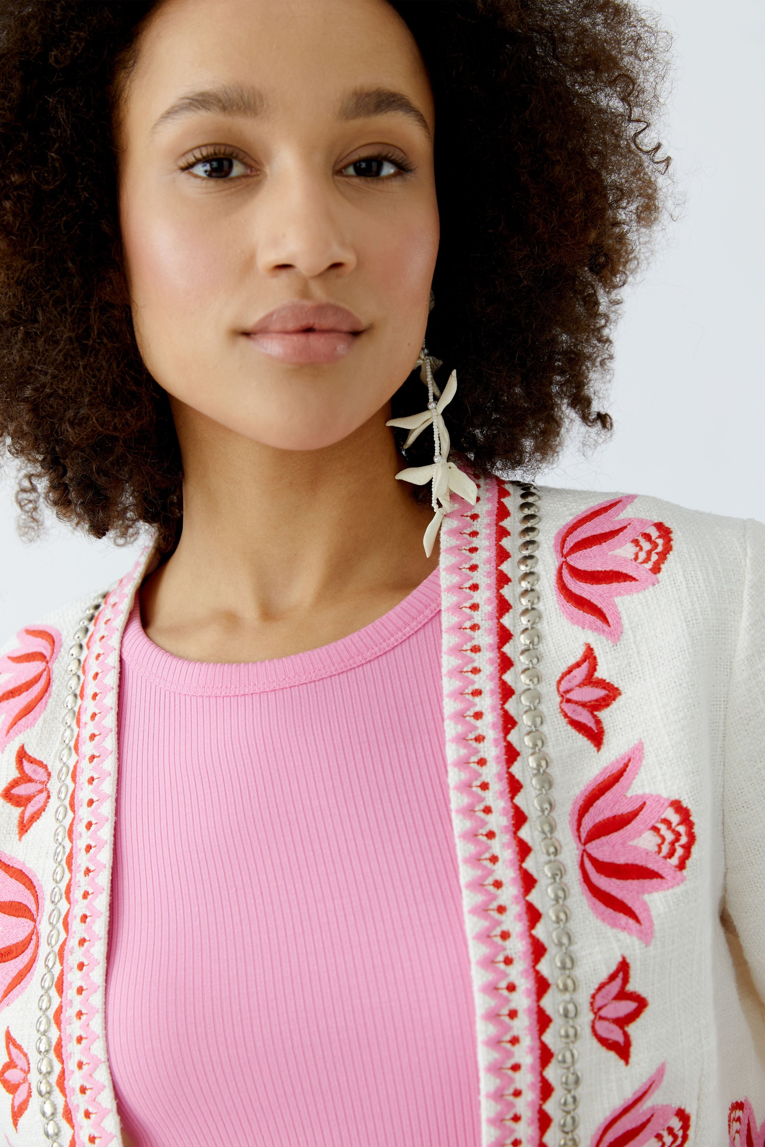 Oui white and red embroidered bolero jacket – side view on model