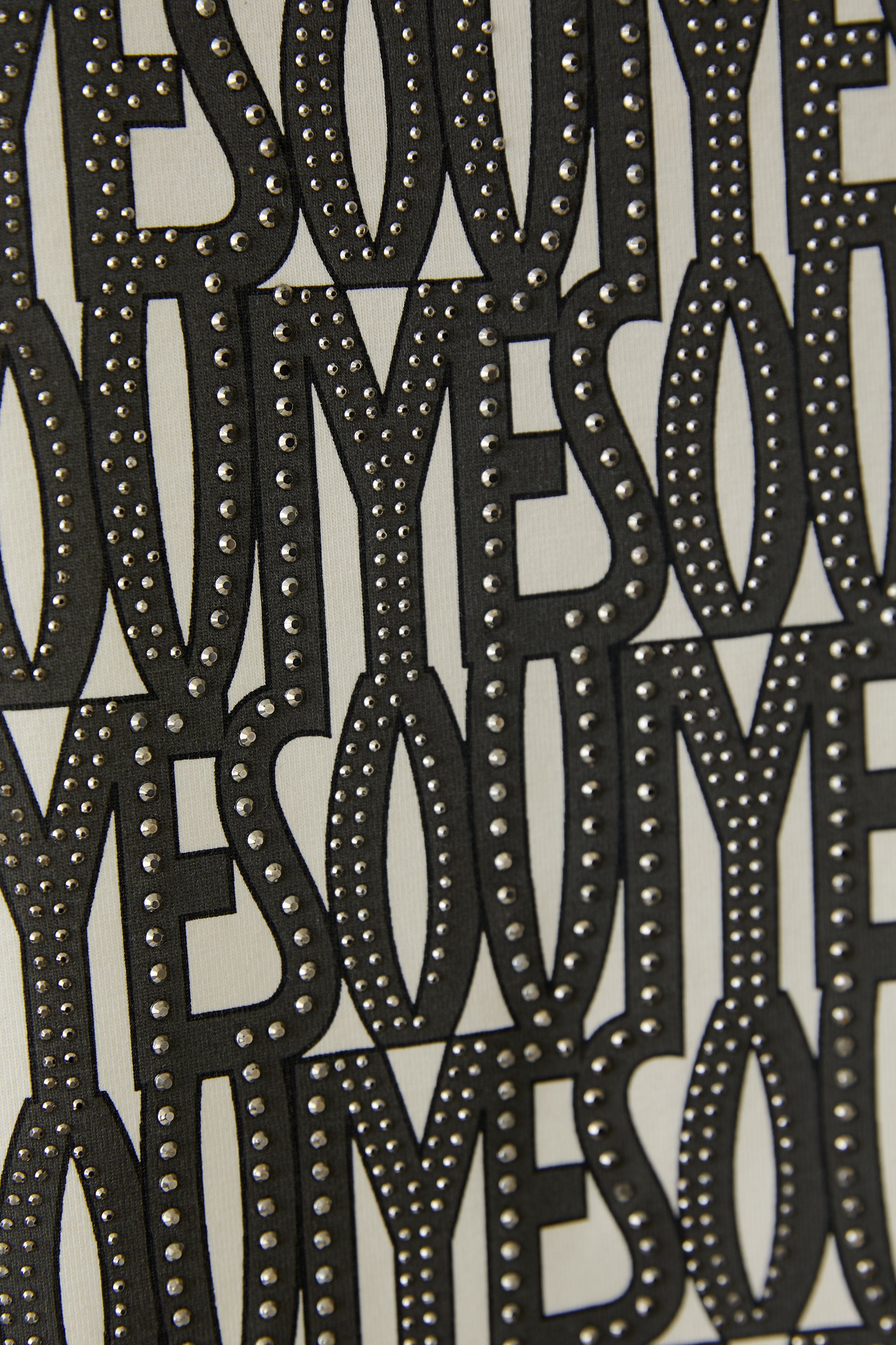 Oui printed cotton T-shirt with  – sparkly stones close-up of black YES OUI print