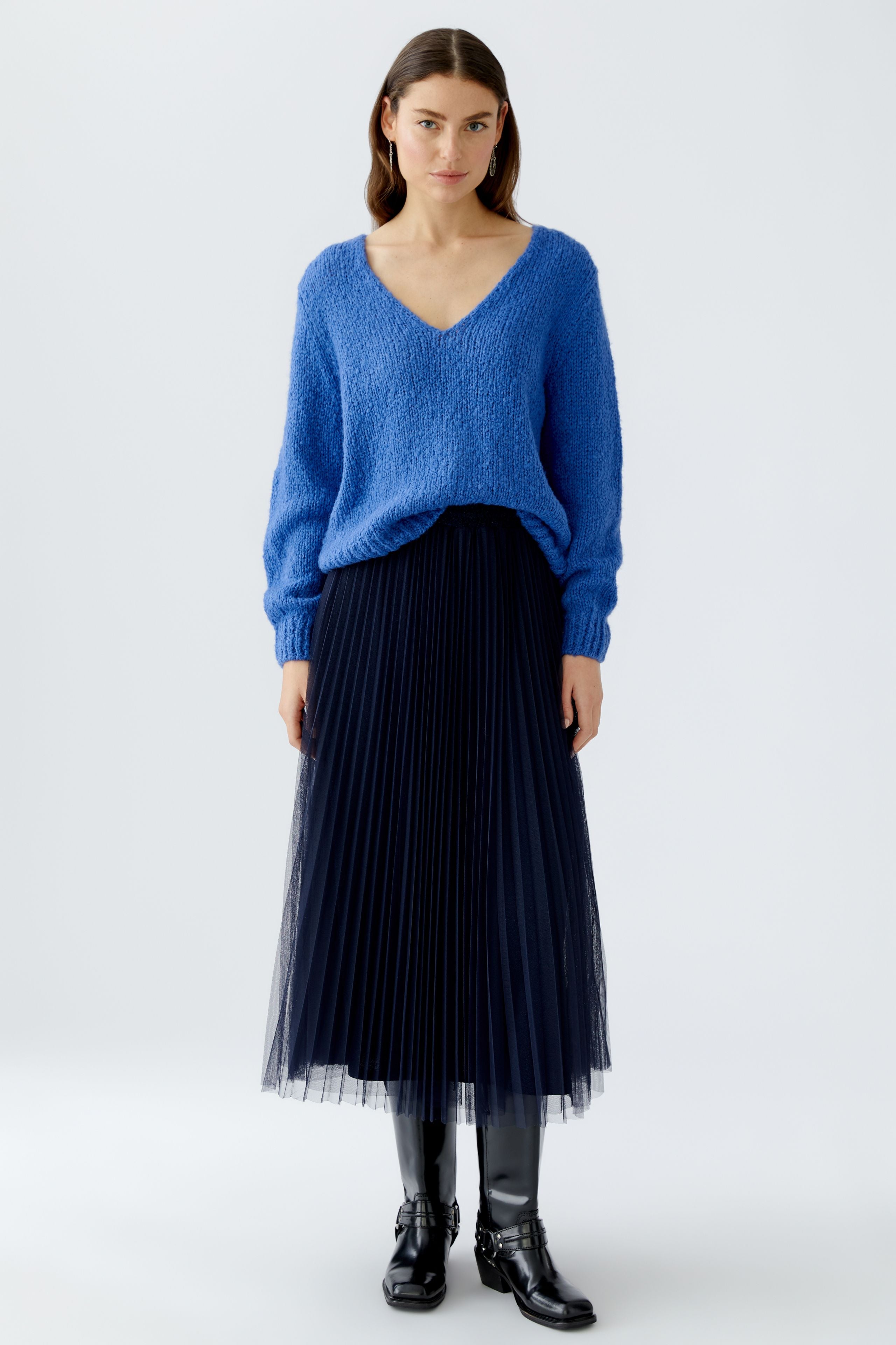 Model in Oui navy pleated tulle midi skirt with elasticated waist