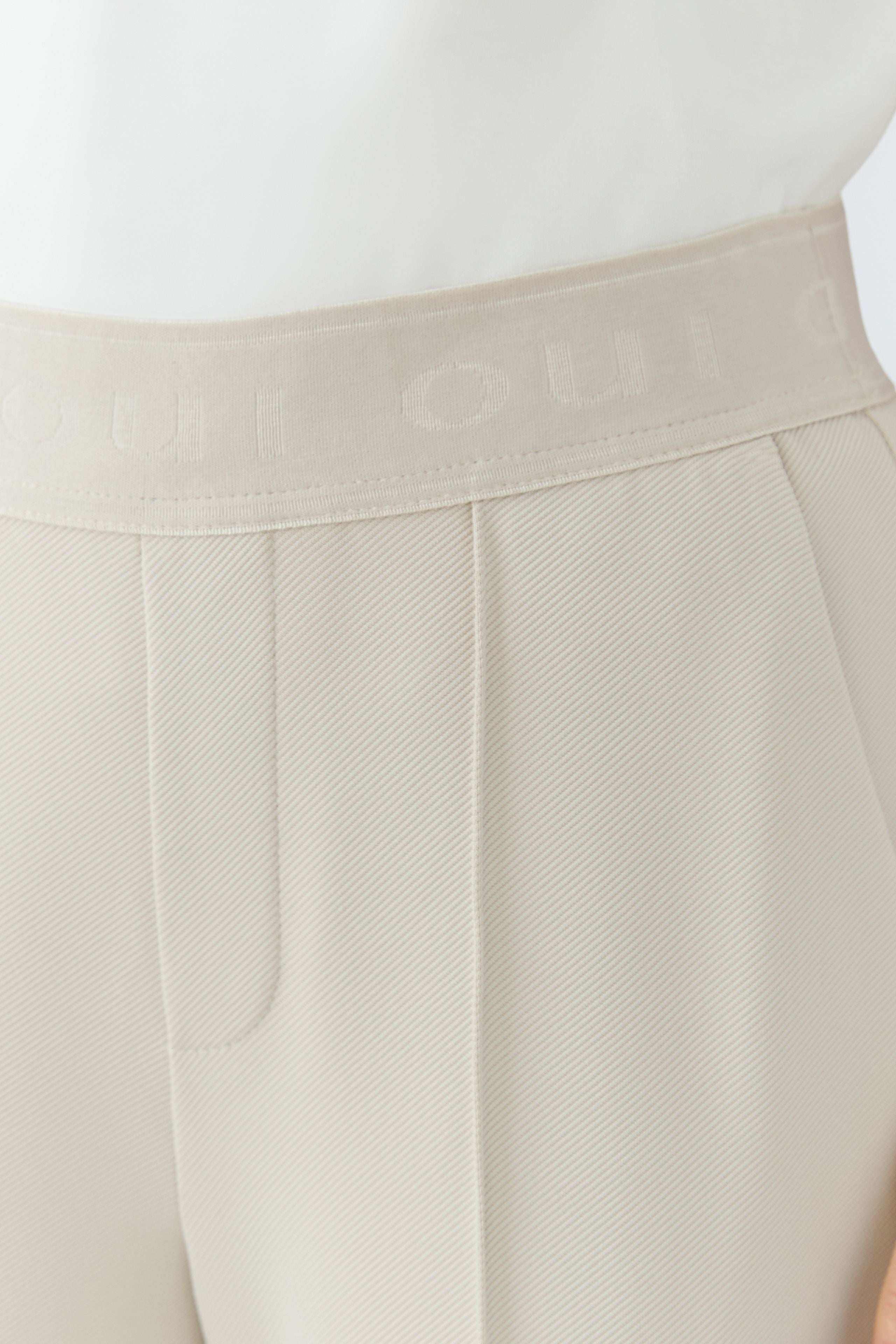 Oui NEYA cream pull-on trousers with elasticated waistband and stitched front crease – detail view