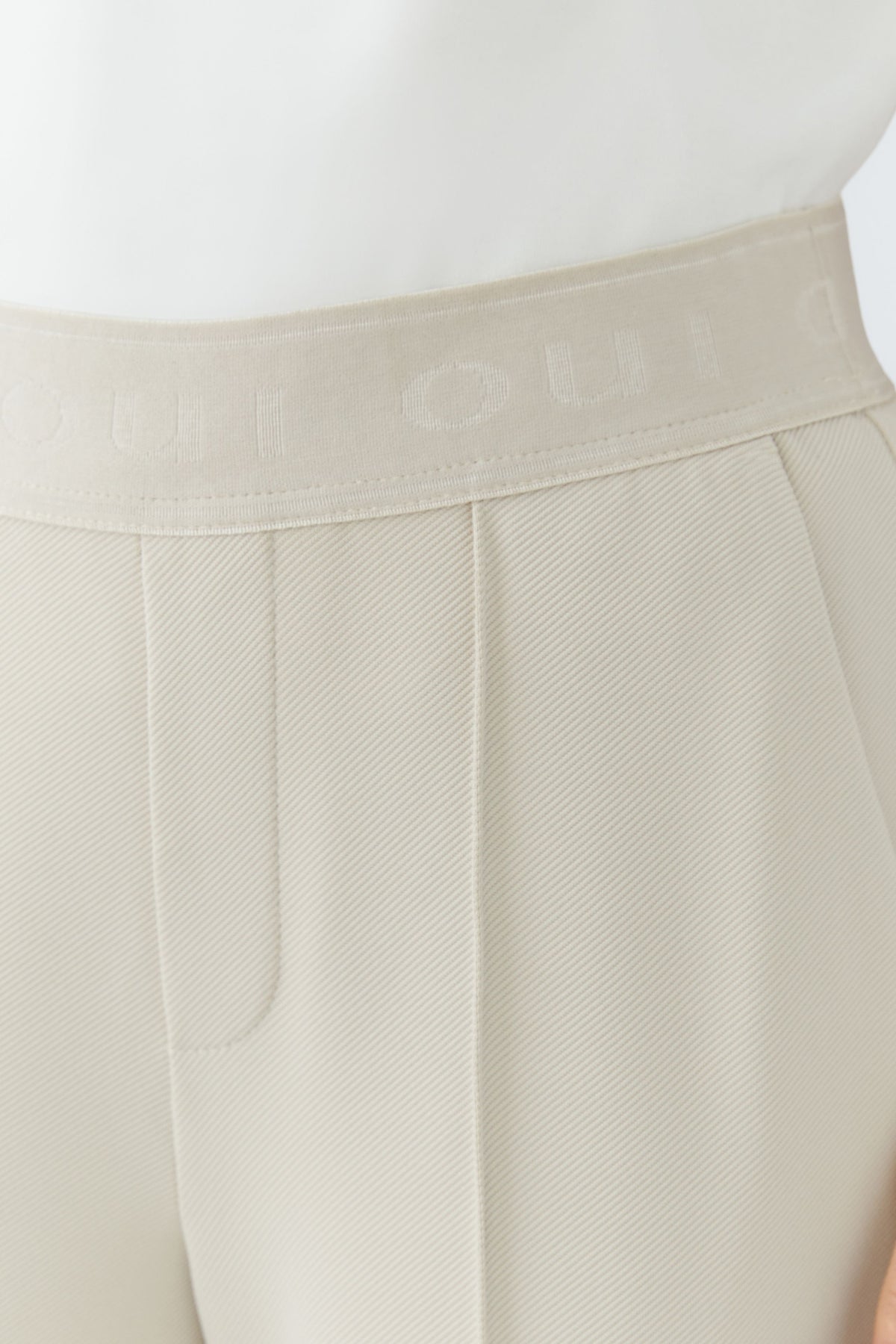 Oui NEYA cream pull-on trousers with elasticated waistband and stitched front crease – detail view