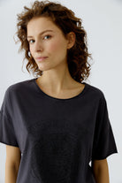 Oui organic cotton women’s college print T-shirt close up