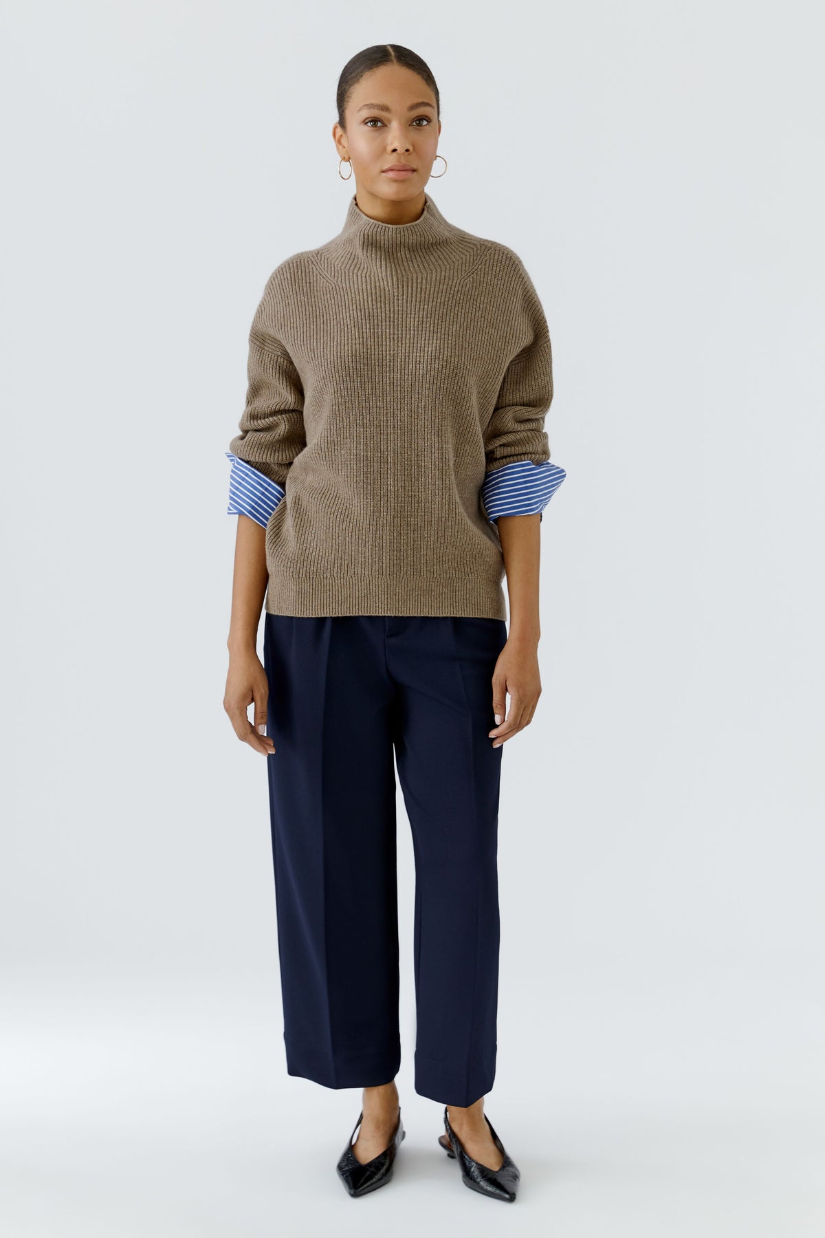 Oui taupe ribbed jumper with detachable striped cuffs – three-quarter model view
