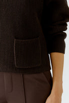 Oui RIYA dark brown ribbed jumper with front patch pocket – detail view