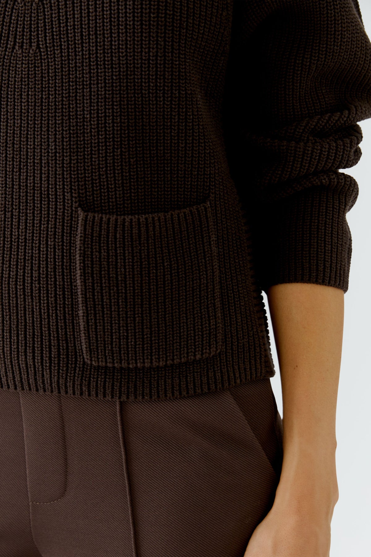 Oui RIYA dark brown ribbed jumper with front patch pocket – detail view