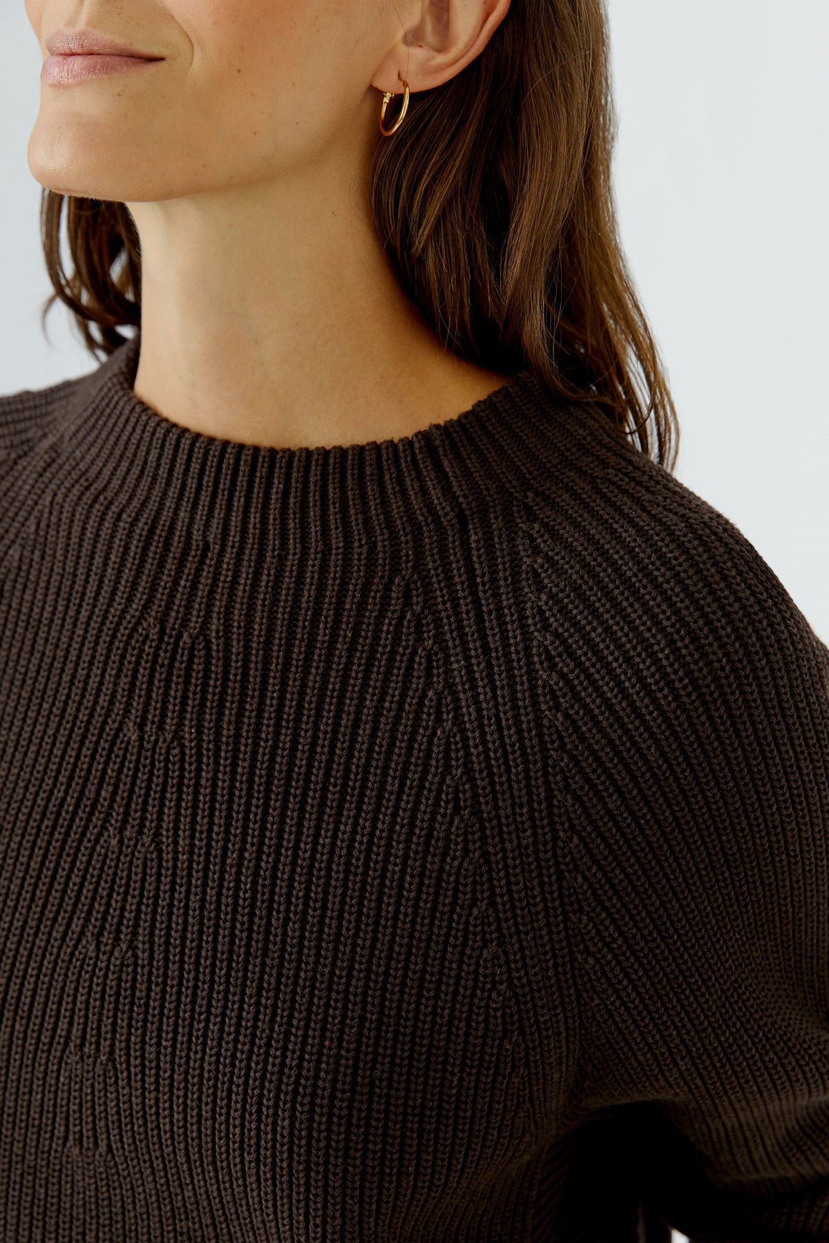 Oui RIYA dark brown cotton jumper with short high neckline – neckline detail