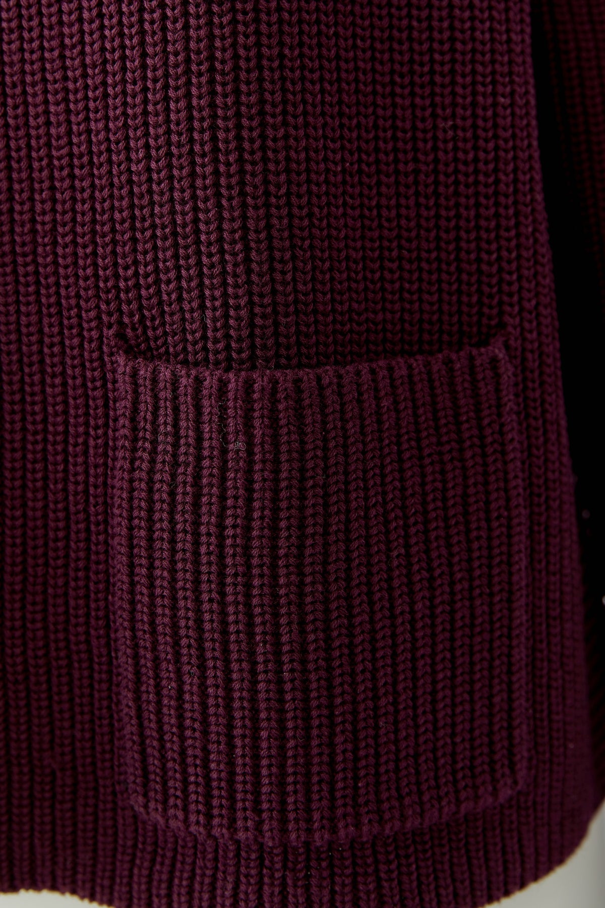 Oui RIYA burgundy ribbed cotton jumper with patch pocket – close-up detail