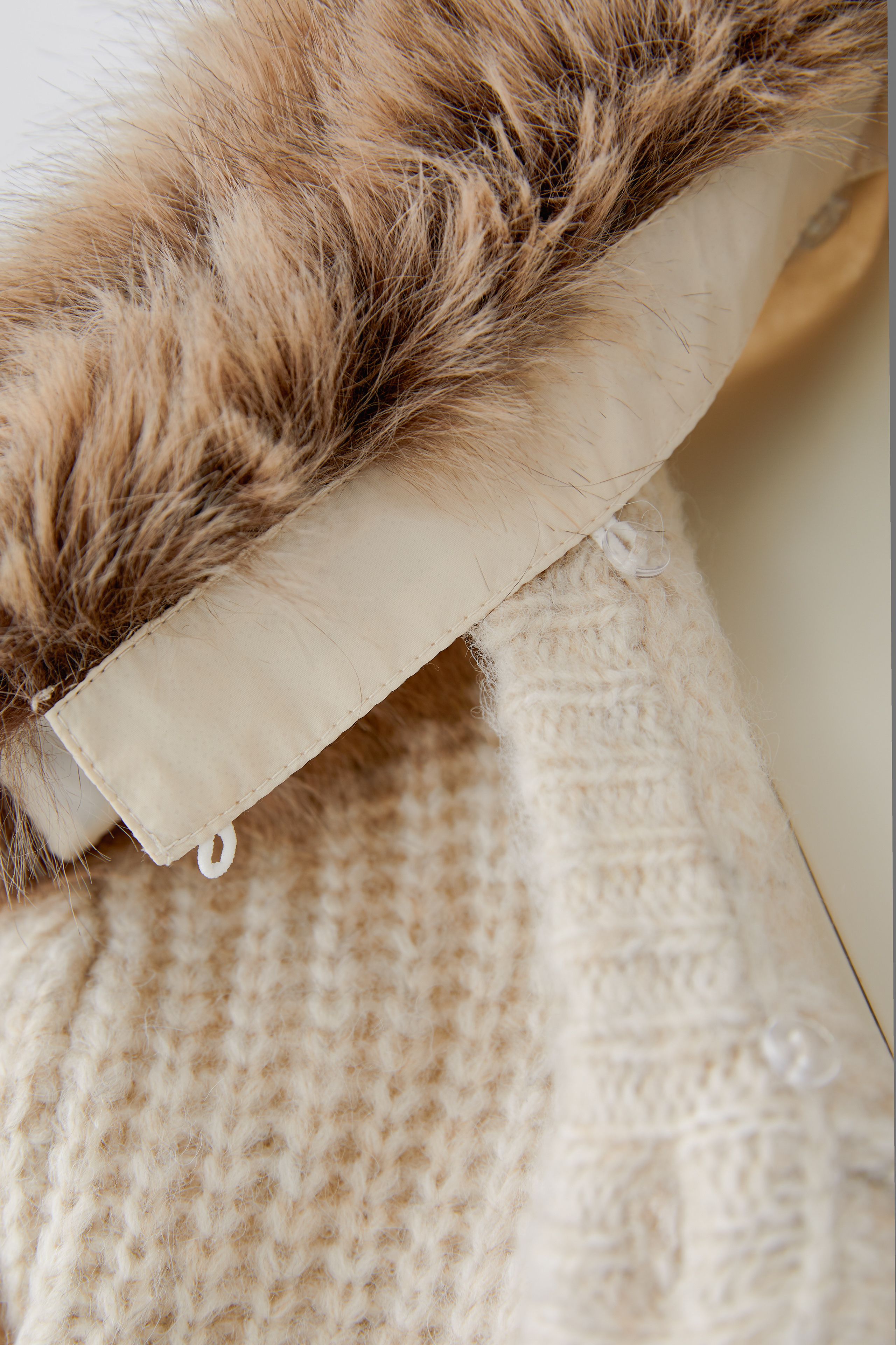 Oui detachable faux fur collar cardigan showing collar attachment detail – close-up view