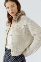 Oui light beige melange cardigan with faux fur collar and chest pockets – angled model view