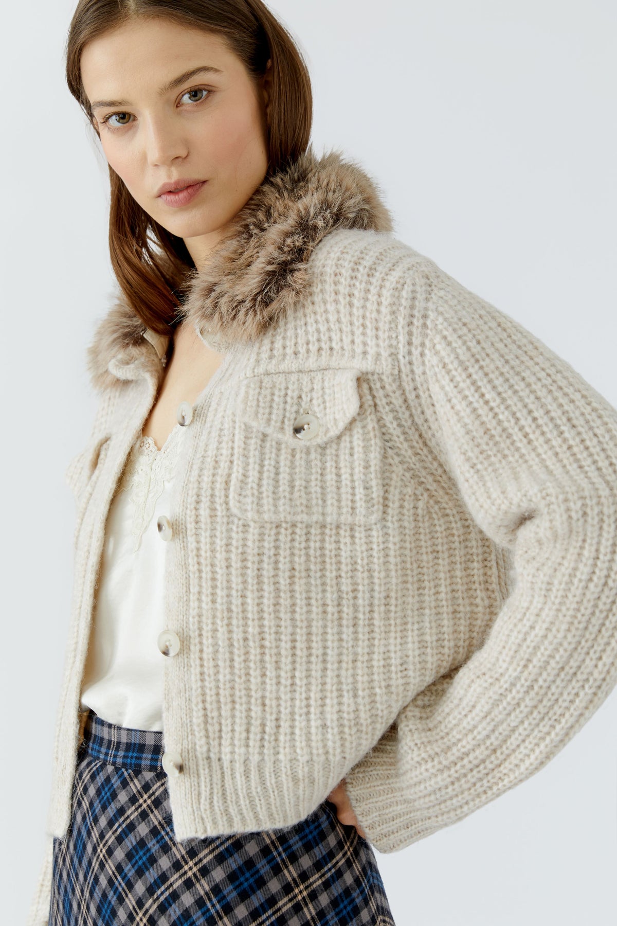 Oui light beige melange cardigan with faux fur collar and chest pockets – angled model view