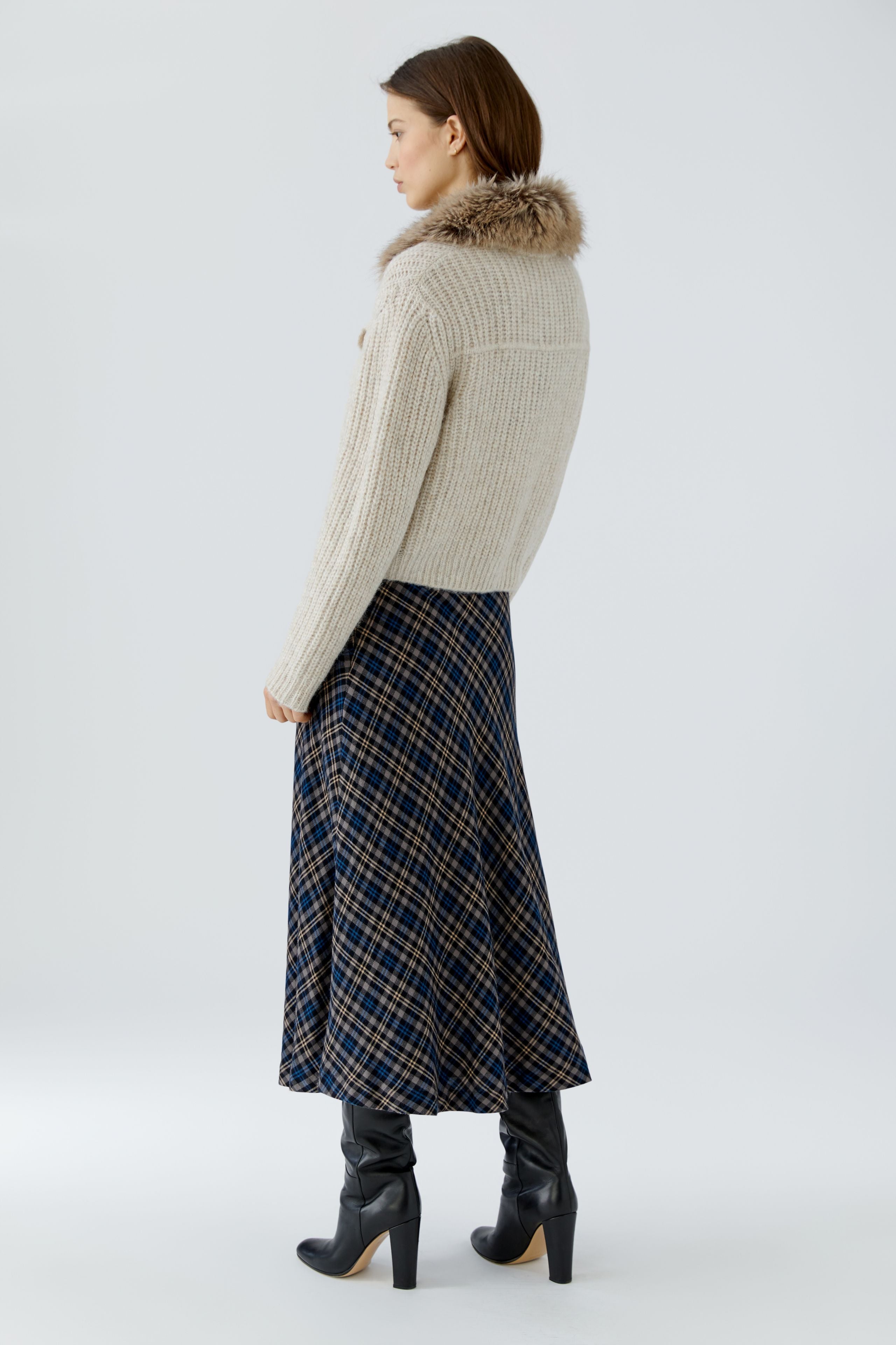 Oui light beige ribbed cardigan with faux fur collar – back view