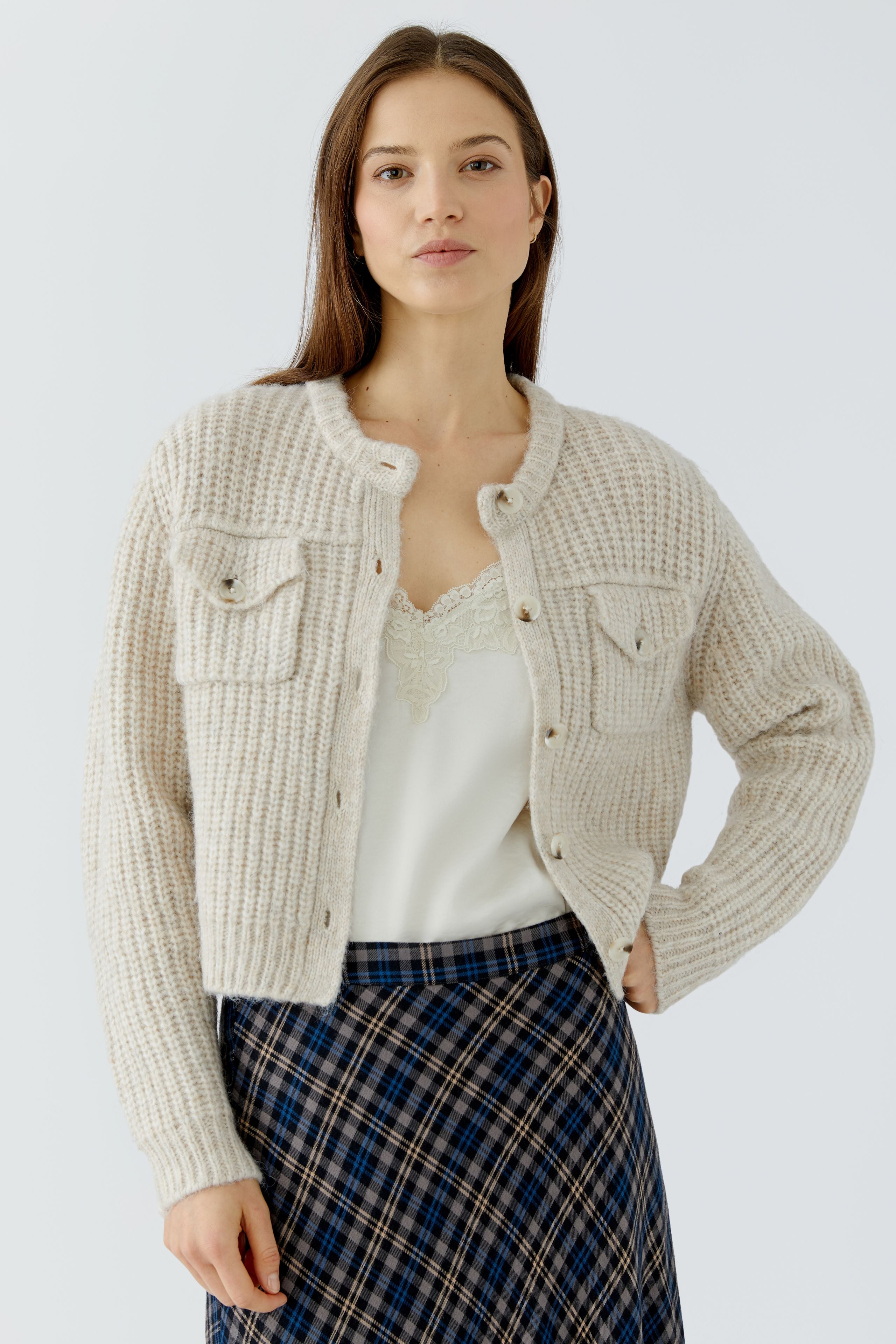 Oui light beige ribbed cardigan with round neckline and horn-look buttons – front model view without collar