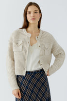 Oui light beige ribbed cardigan with round neckline and horn-look buttons – front model view without collar
