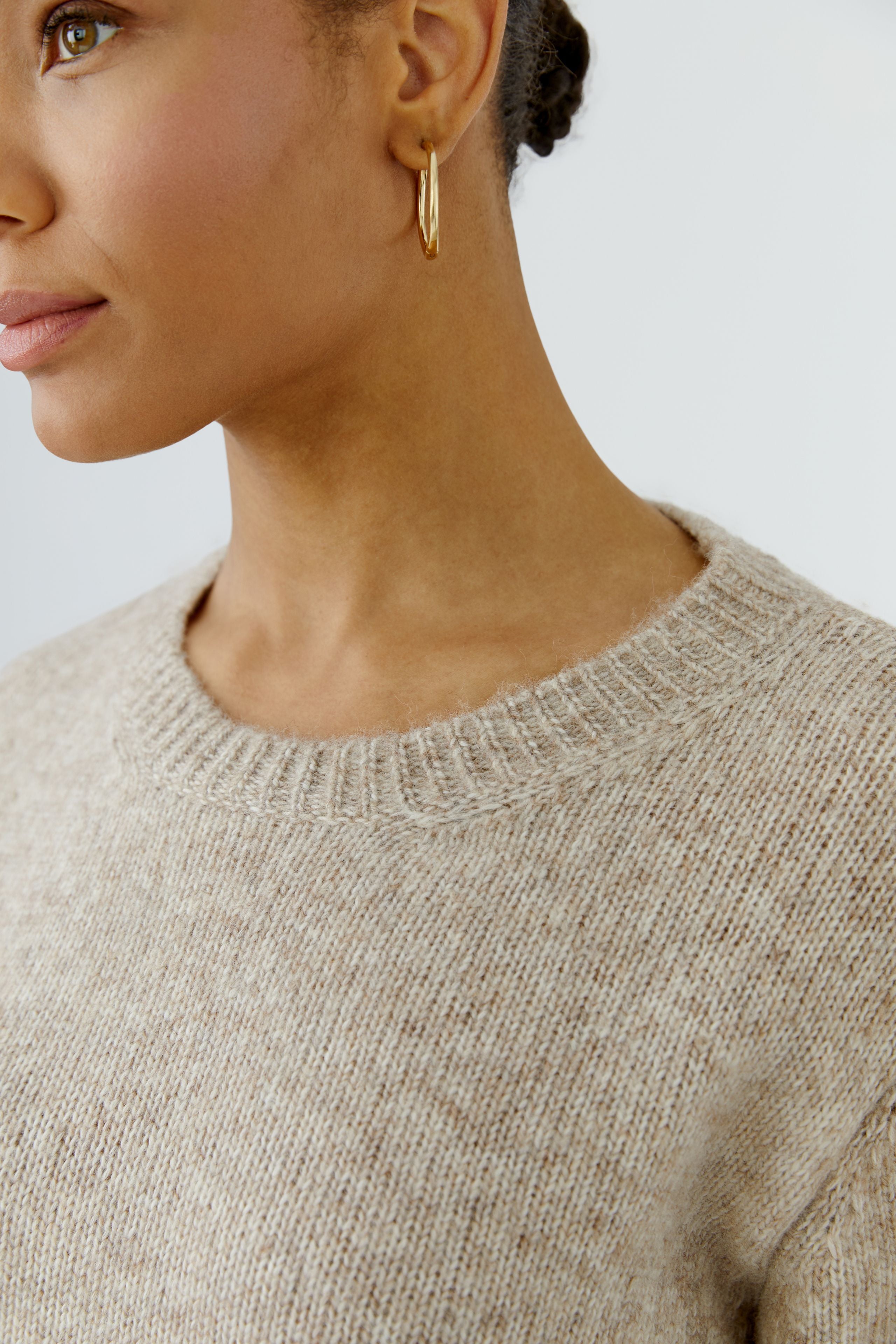 Oui beige wool blend jumper with ribbed crew neck – neckline close-up