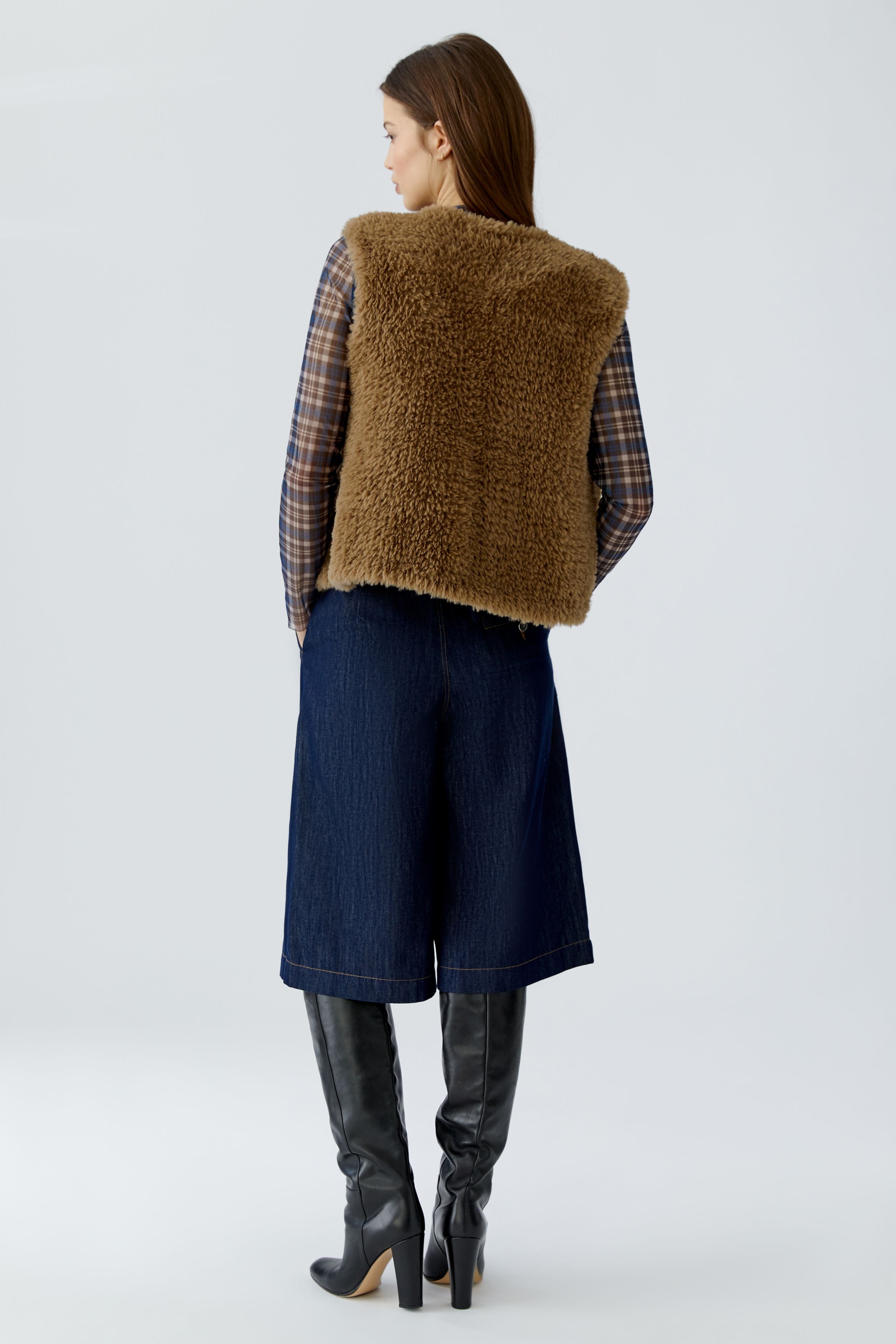 Oui brown knitted faux fur gilet with cropped straight hem – back model view