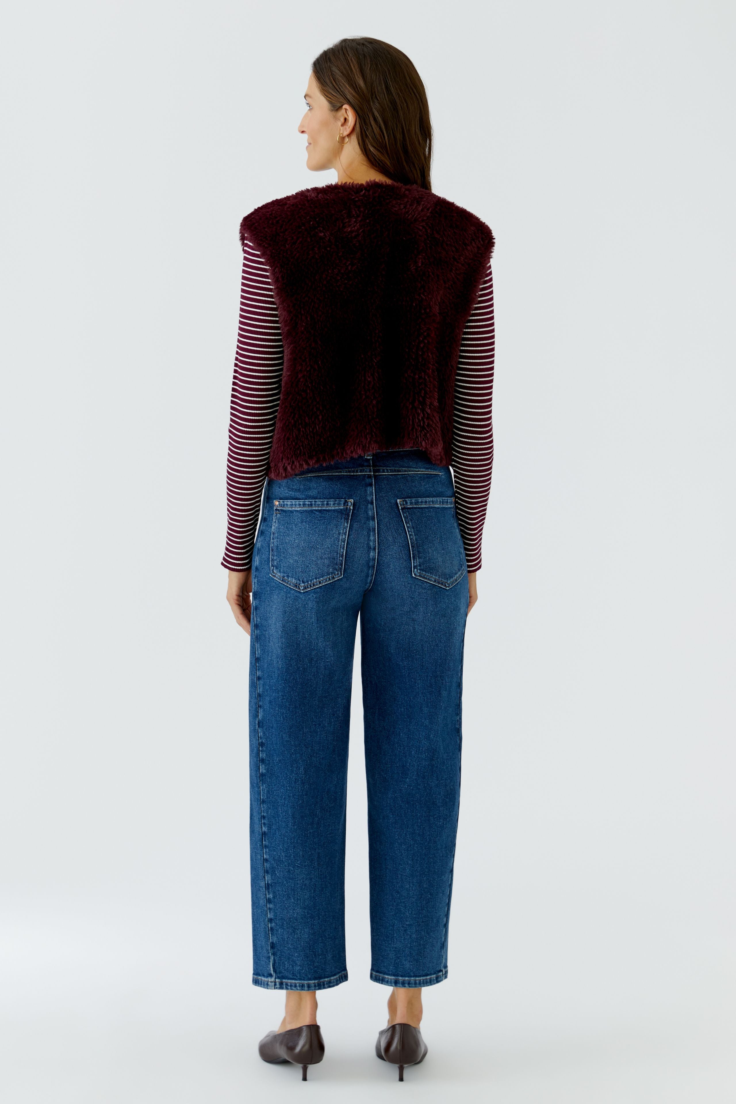Oui burgundy knitted faux fur gilet with cropped straight back – rear model view