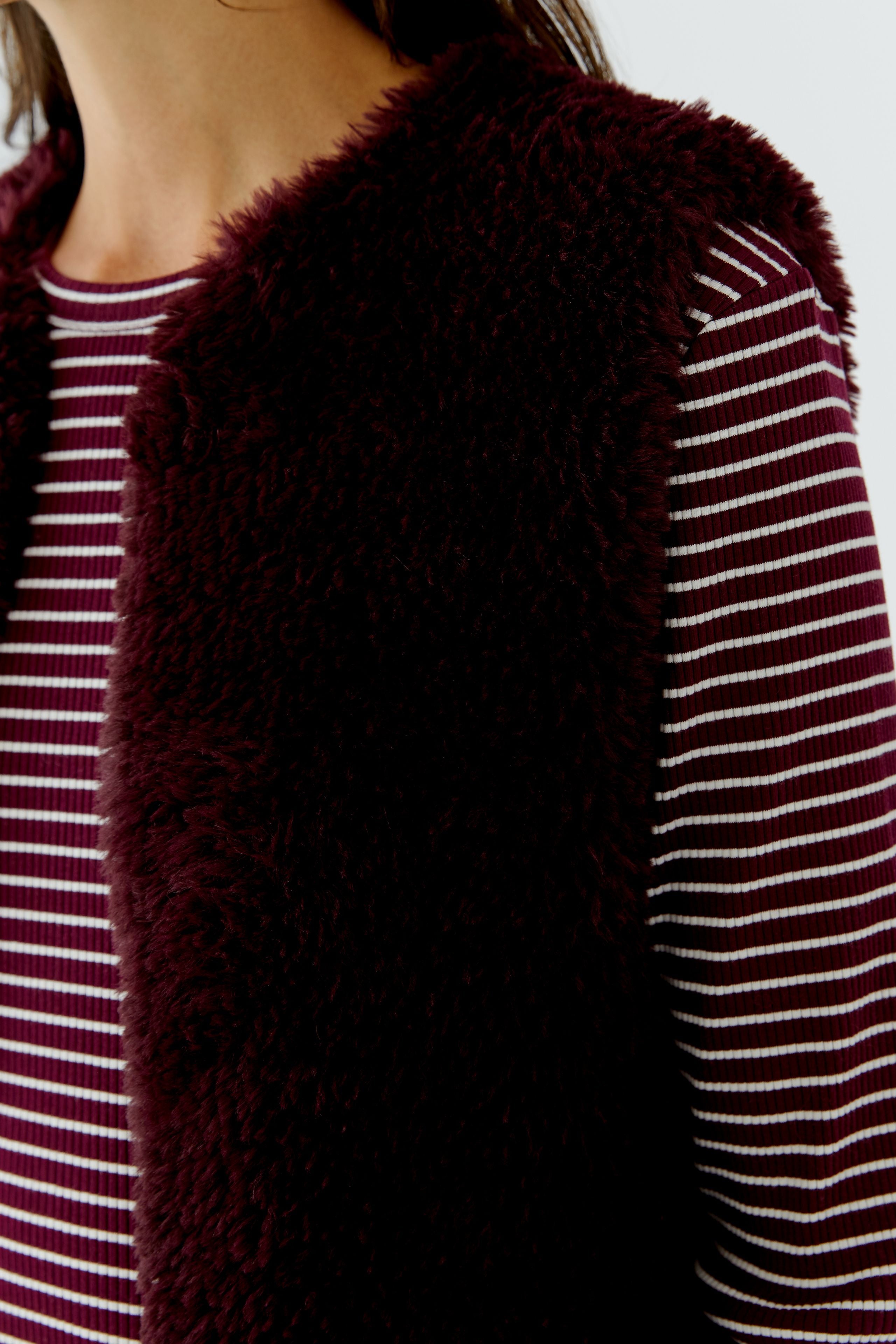 Oui burgundy faux fur gilet with plush seamless knit texture – close-up detail