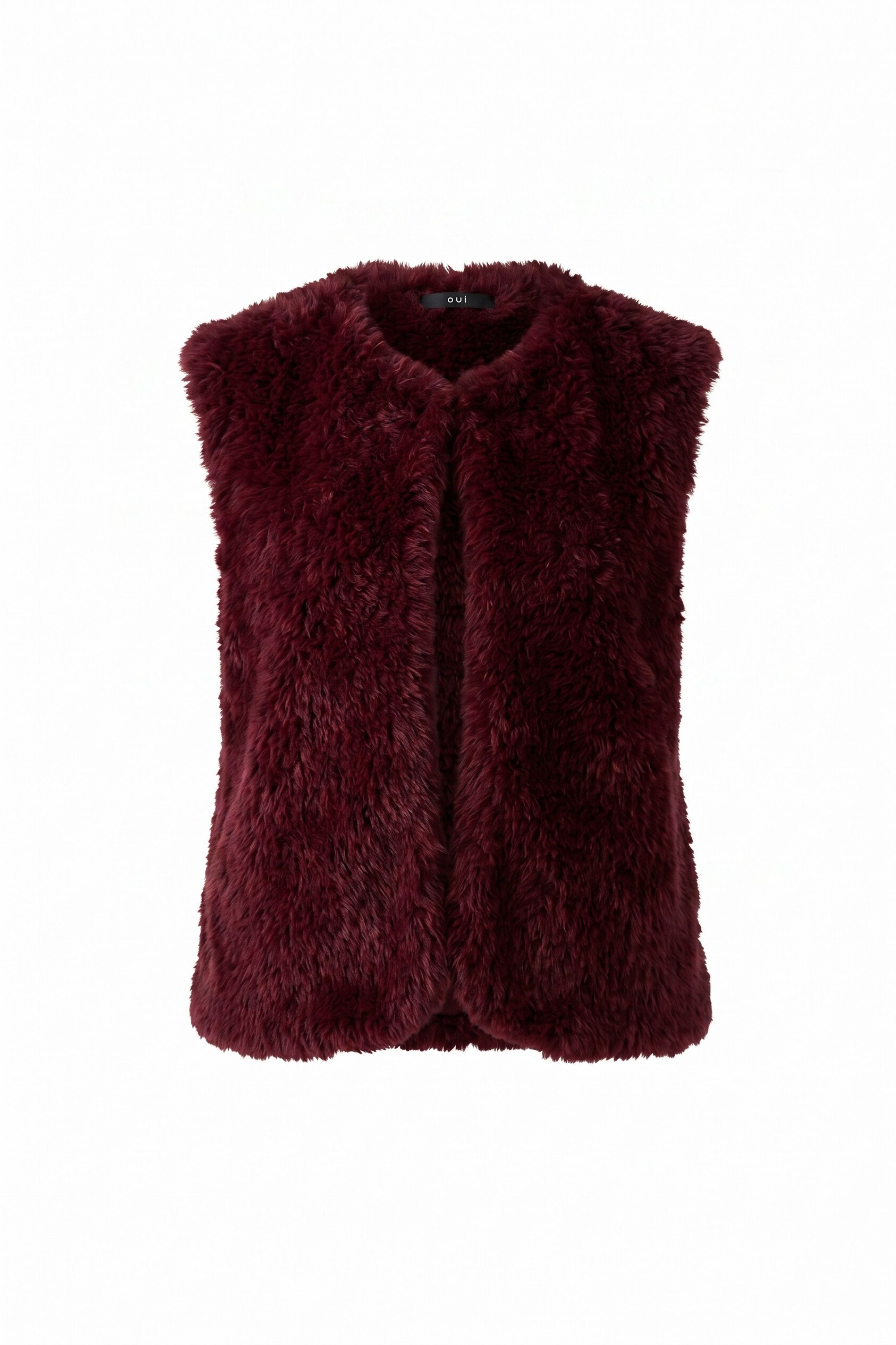 Oui burgundy short faux fur gilet with collarless neckline – product front view