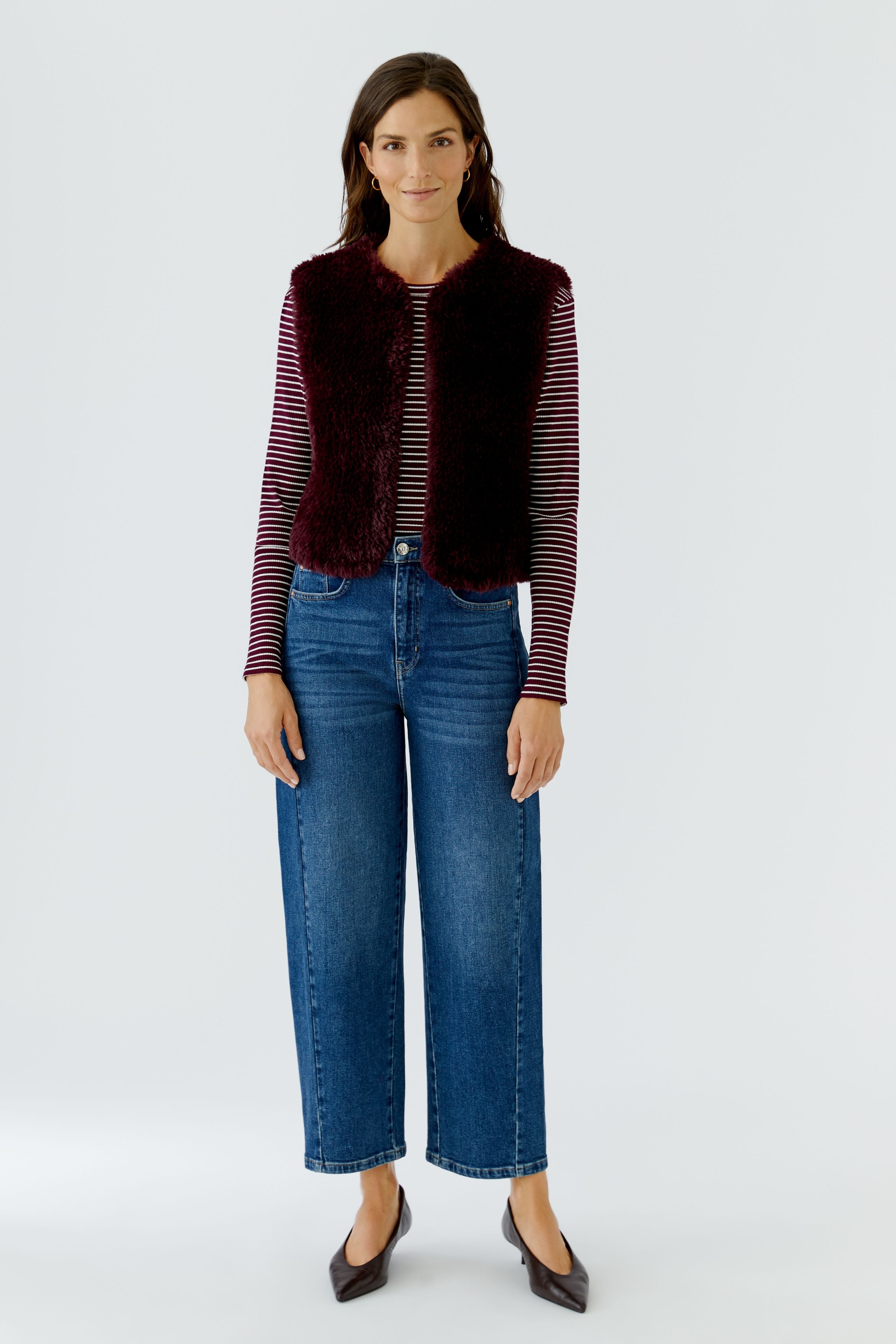Oui burgundy faux fur gilet with short collarless fit – front model view