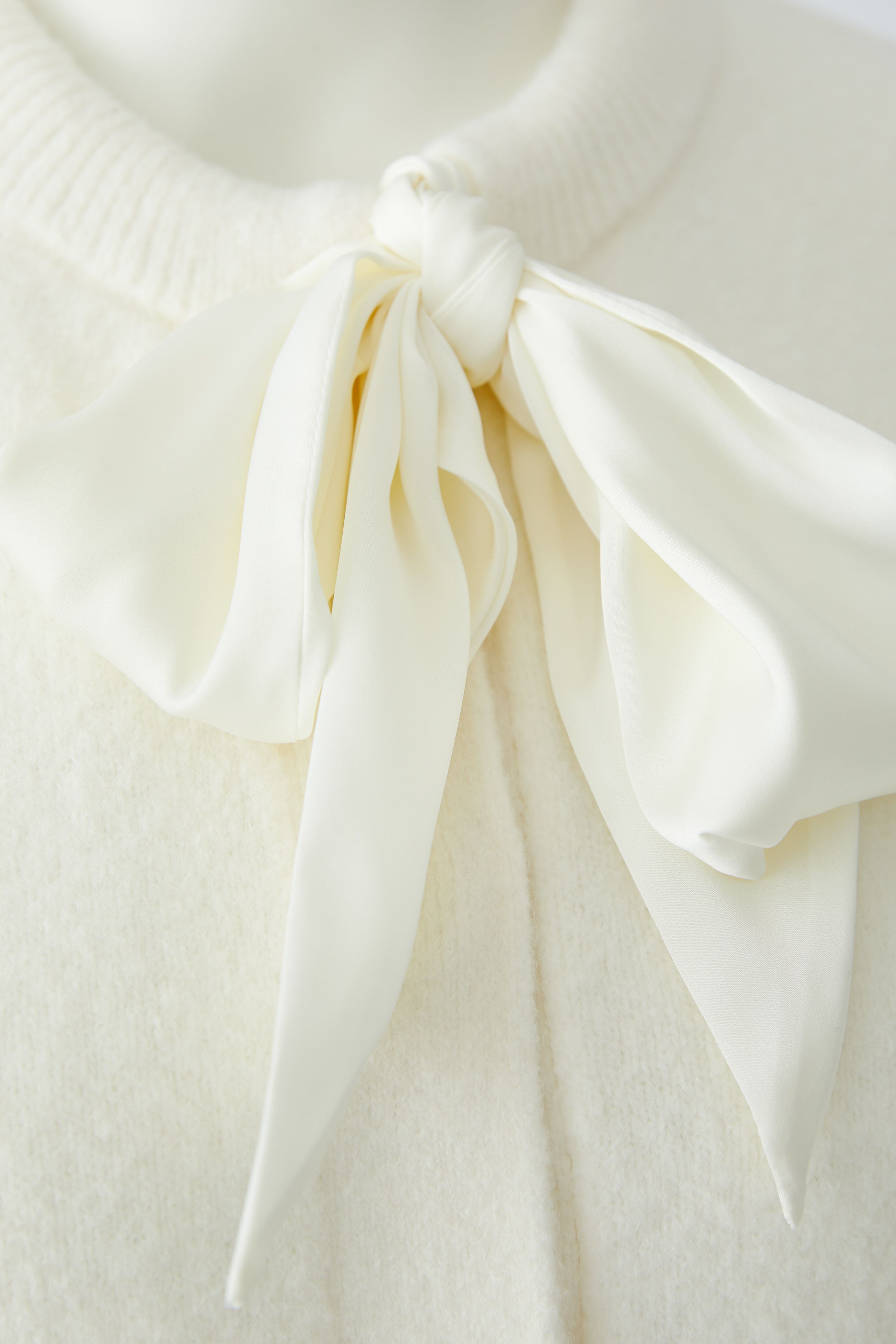 Oui cream bow detail cardigan with doubled satin ribbon – neckline close-up