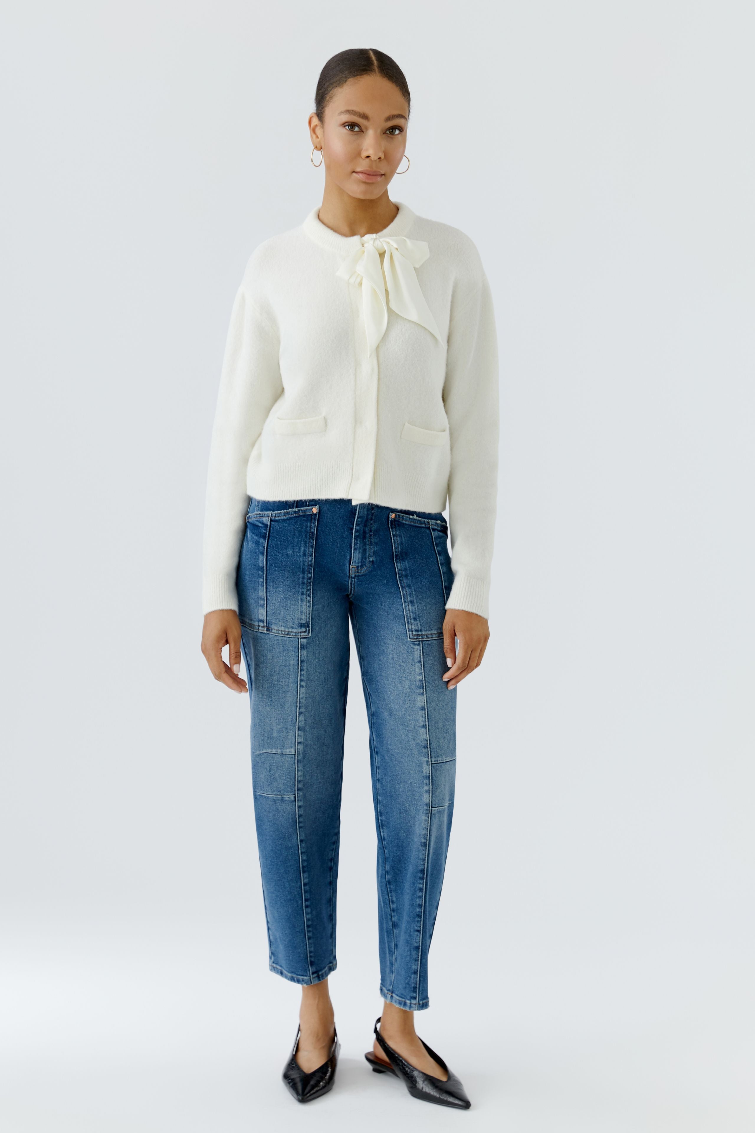 Oui cream bow detail knitted cardigan with relaxed short fit – full model view