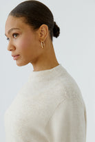 Oui cream seamless wool blend jumper with squared shoulder detail – neckline model view