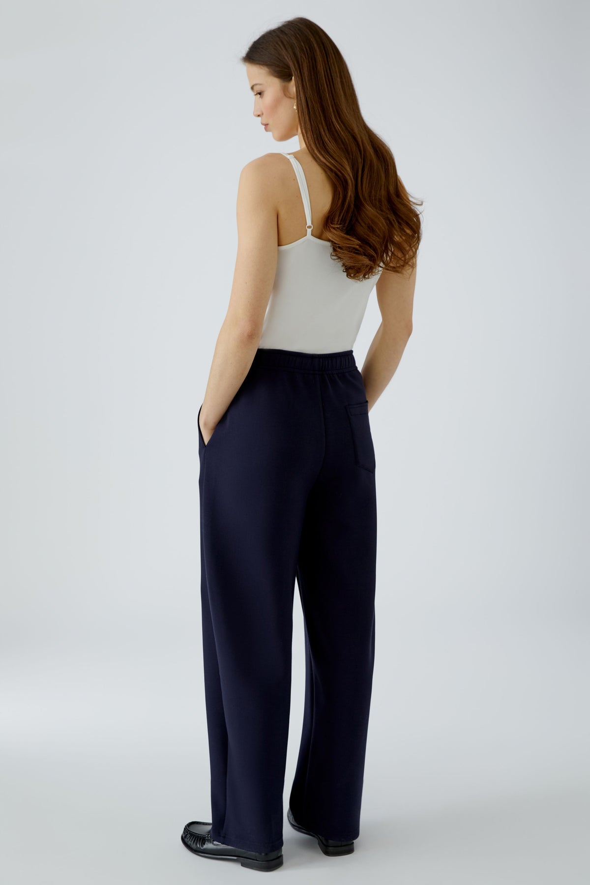 Oui navy barrel leg trousers with patch back pocket – rear model view