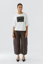 Oui Wild white leopard print T-shirt with relaxed fit – full front model view