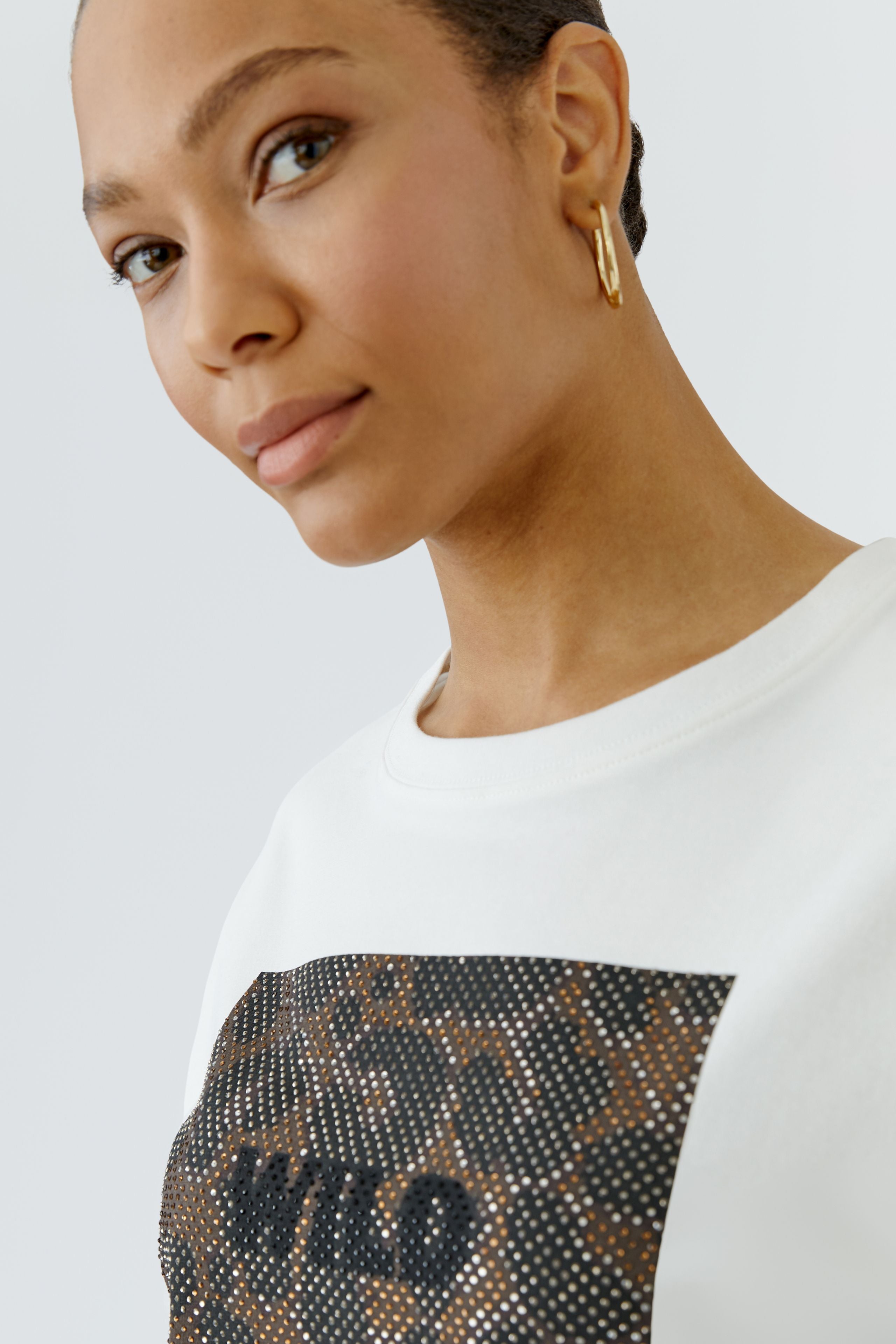 Oui Wild white graphic T-shirt with leopard print and glittering stone motif – chest detail