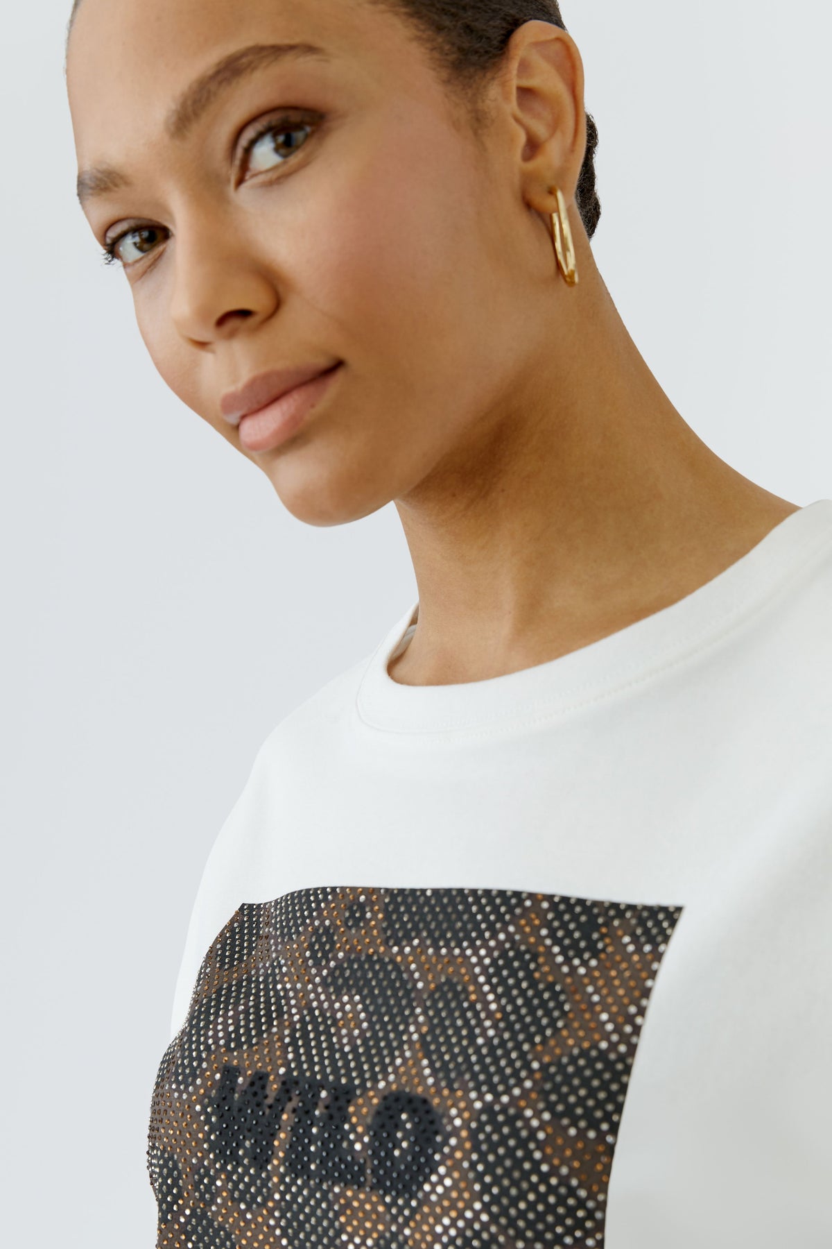 Oui Wild white graphic T-shirt with leopard print and glittering stone motif – chest detail
