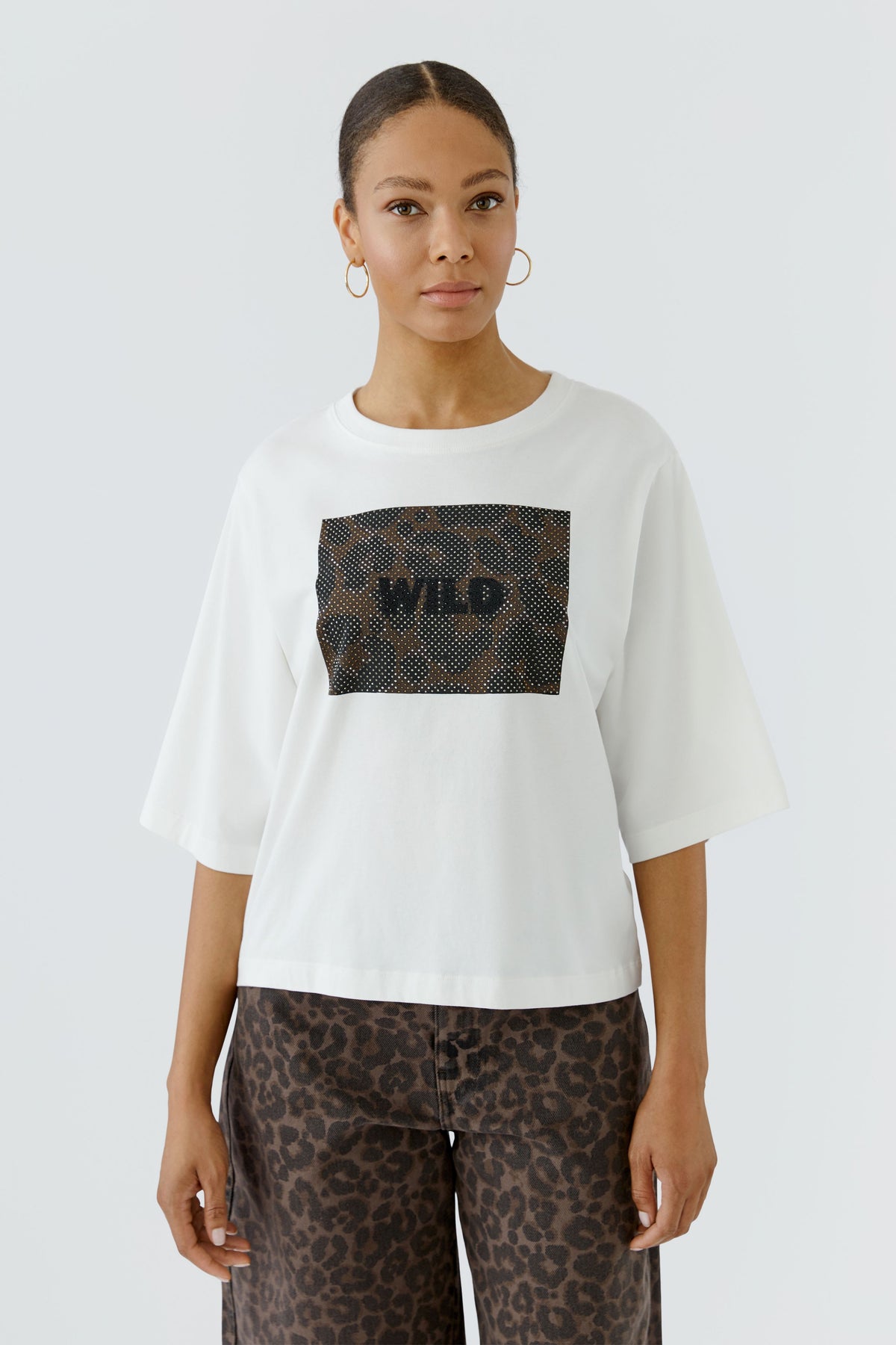 Oui Wild white leopard print embellished T-shirt with elbow sleeves – front model view