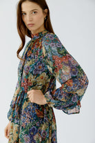 Oui floral Gobelin chiffon maxi dress – sleeve and bodice model view