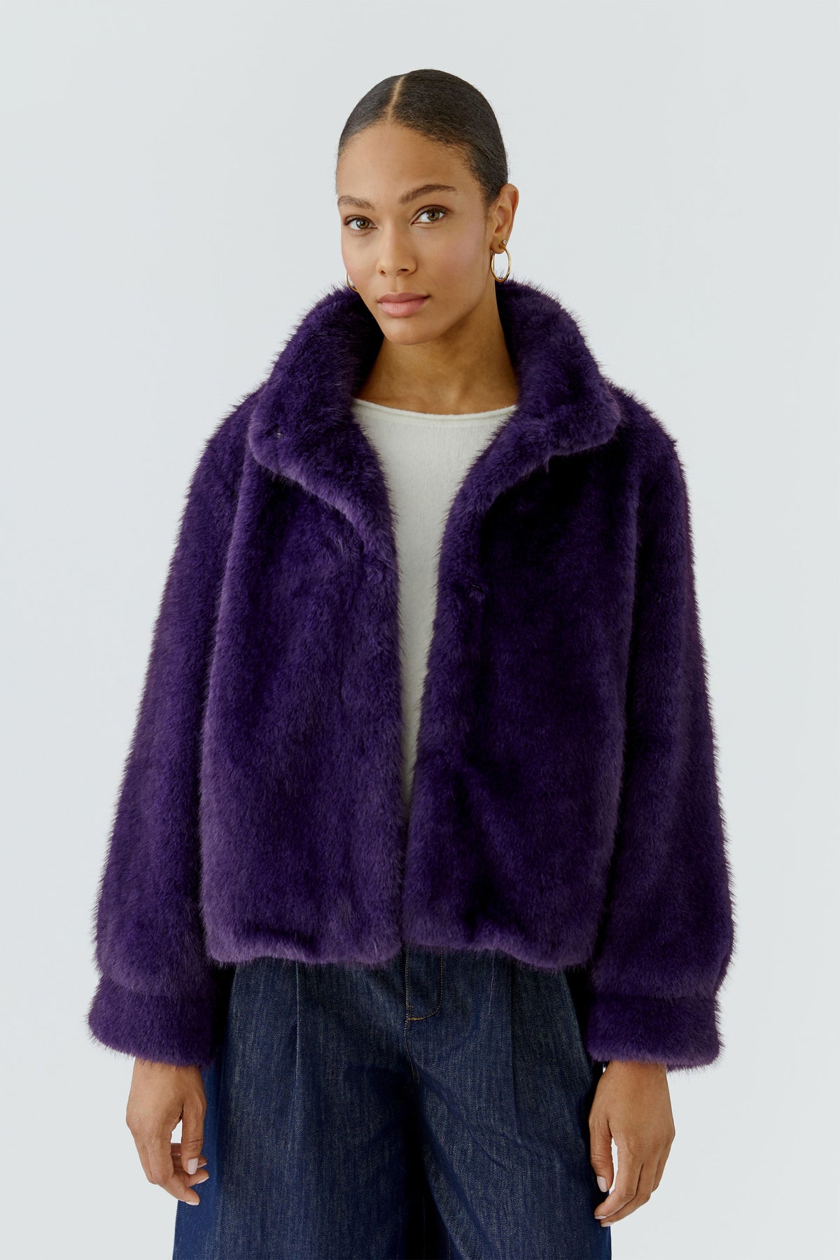 Oui Mysterioso purple cropped faux fur jacket front view on model