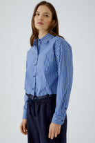Oui striped cropped button shirt side view on model
