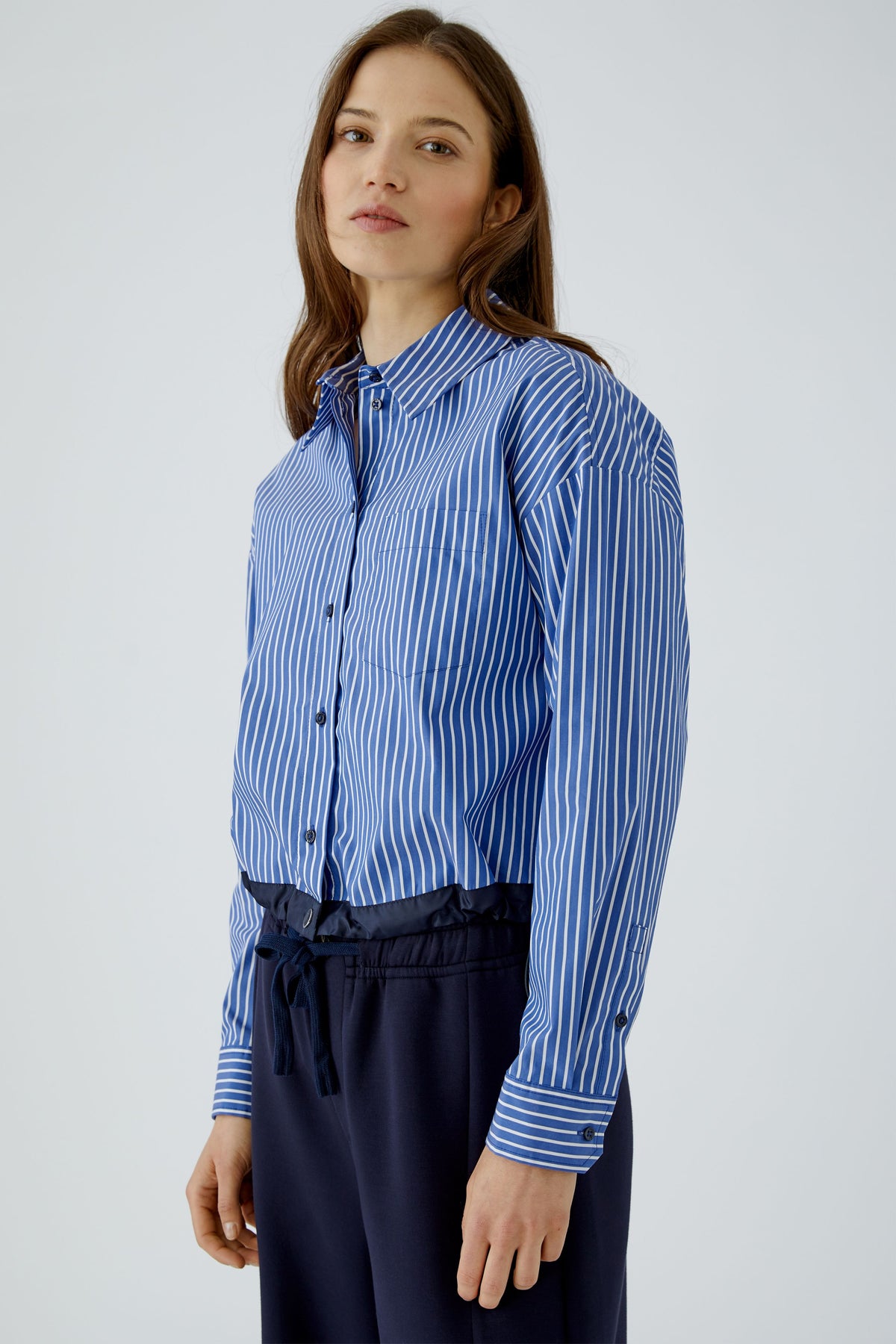 Oui striped cropped button shirt side view on model