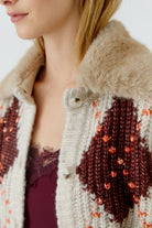 Oui cream argyle cardigan with faux fur collar and button fastening – close-up