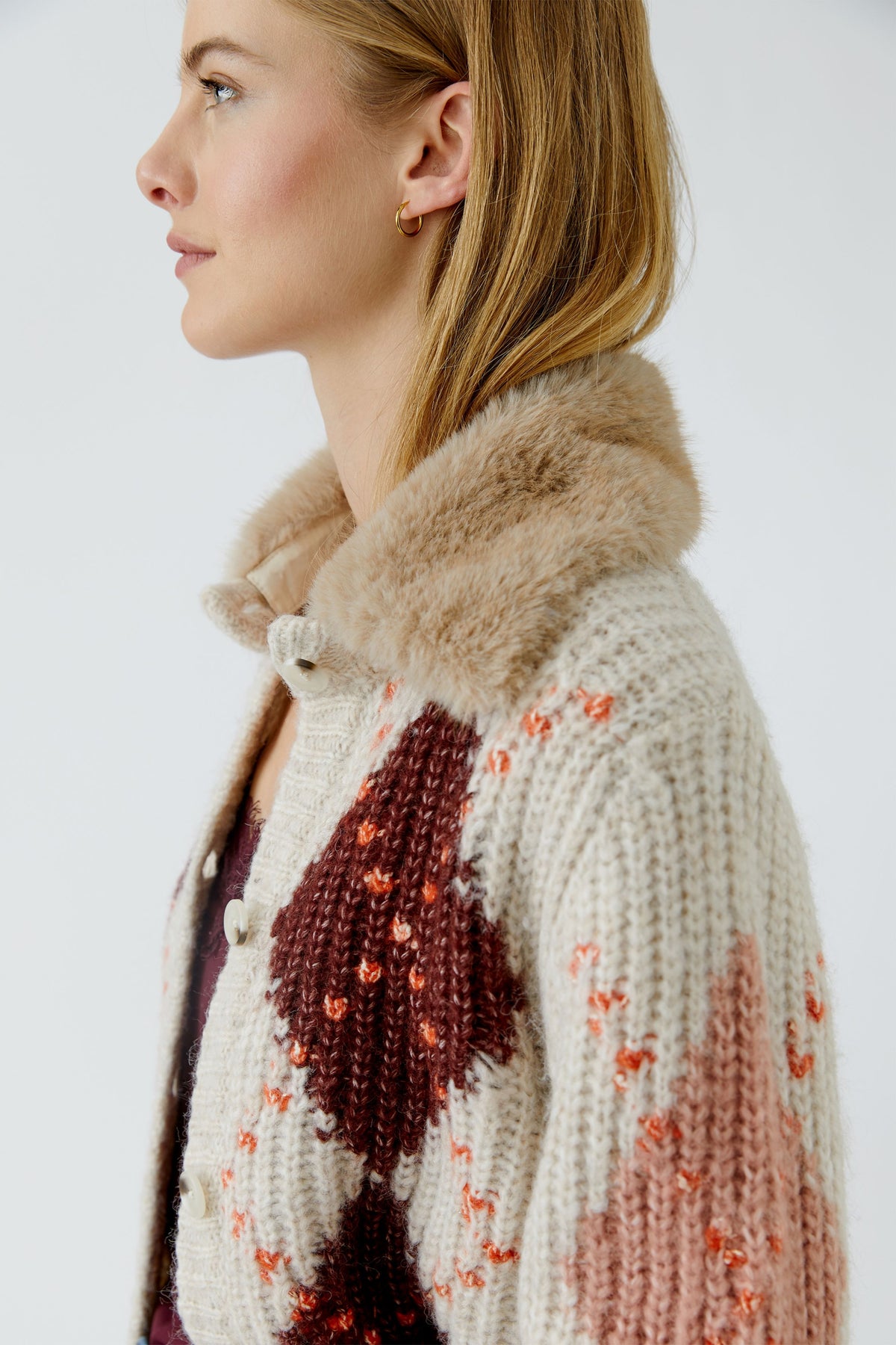 Oui cream cardigan with detachable faux fur collar – side detail