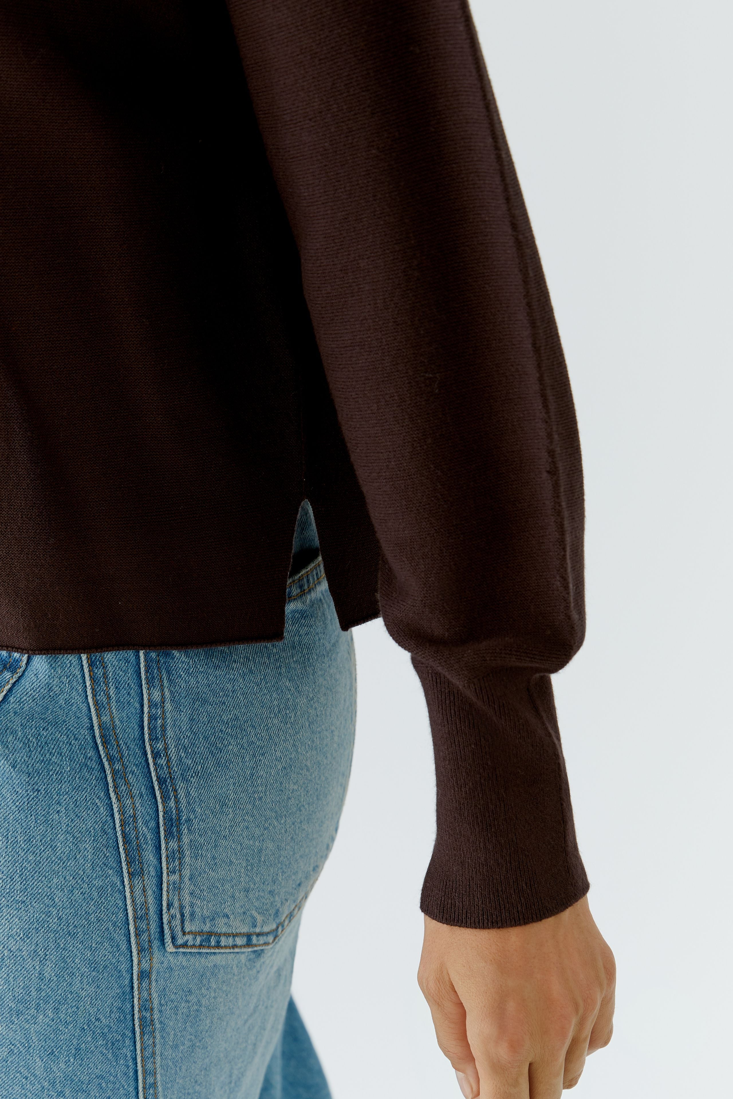 Oui Chocolate Torte fine knit jumper with side slit and ribbed cuff – detail view