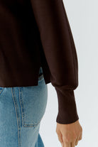 Oui Chocolate Torte fine knit jumper with side slit and ribbed cuff – detail view