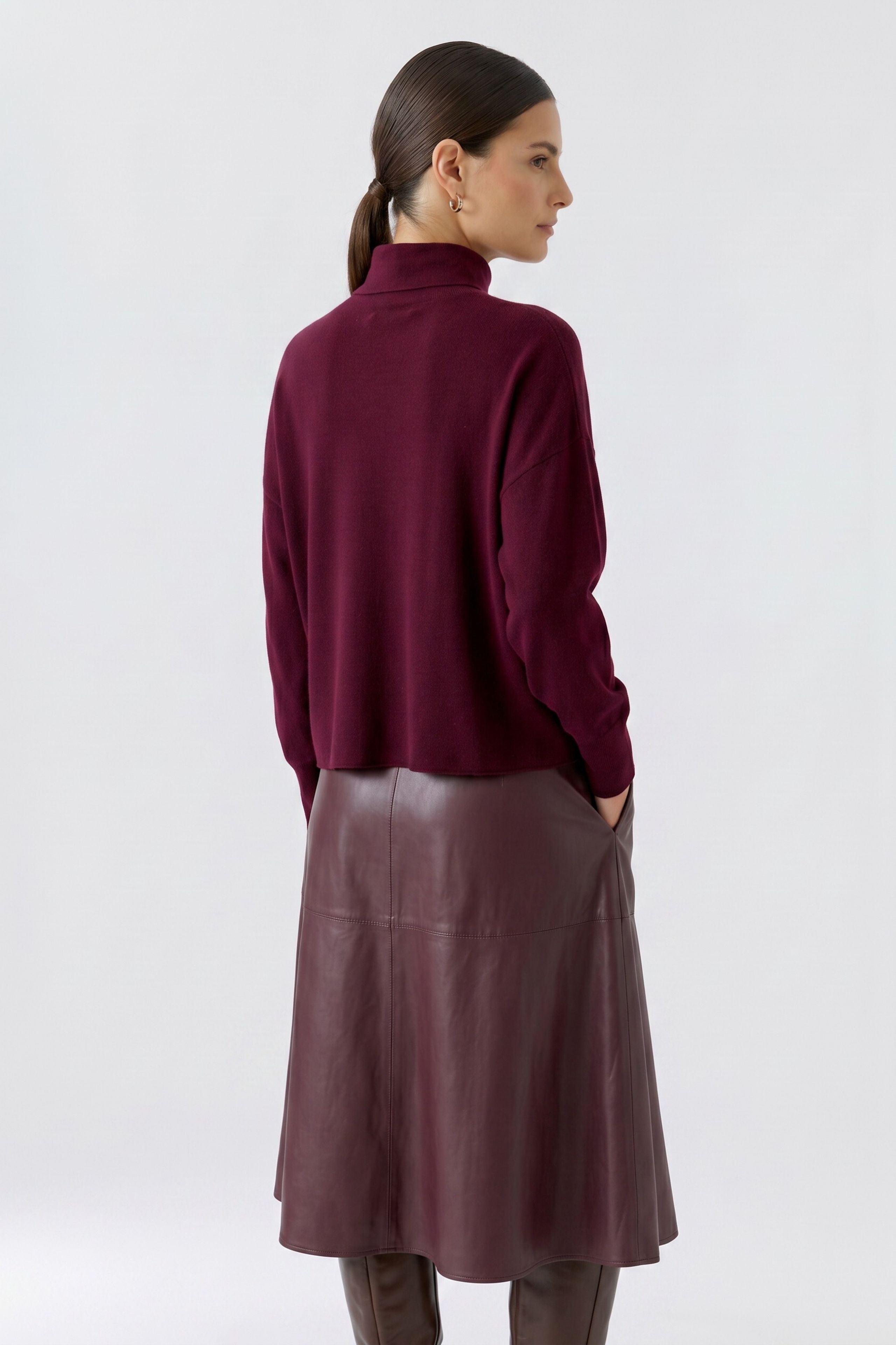 Oui Bramble Berry fine knit turtleneck jumper – back model view