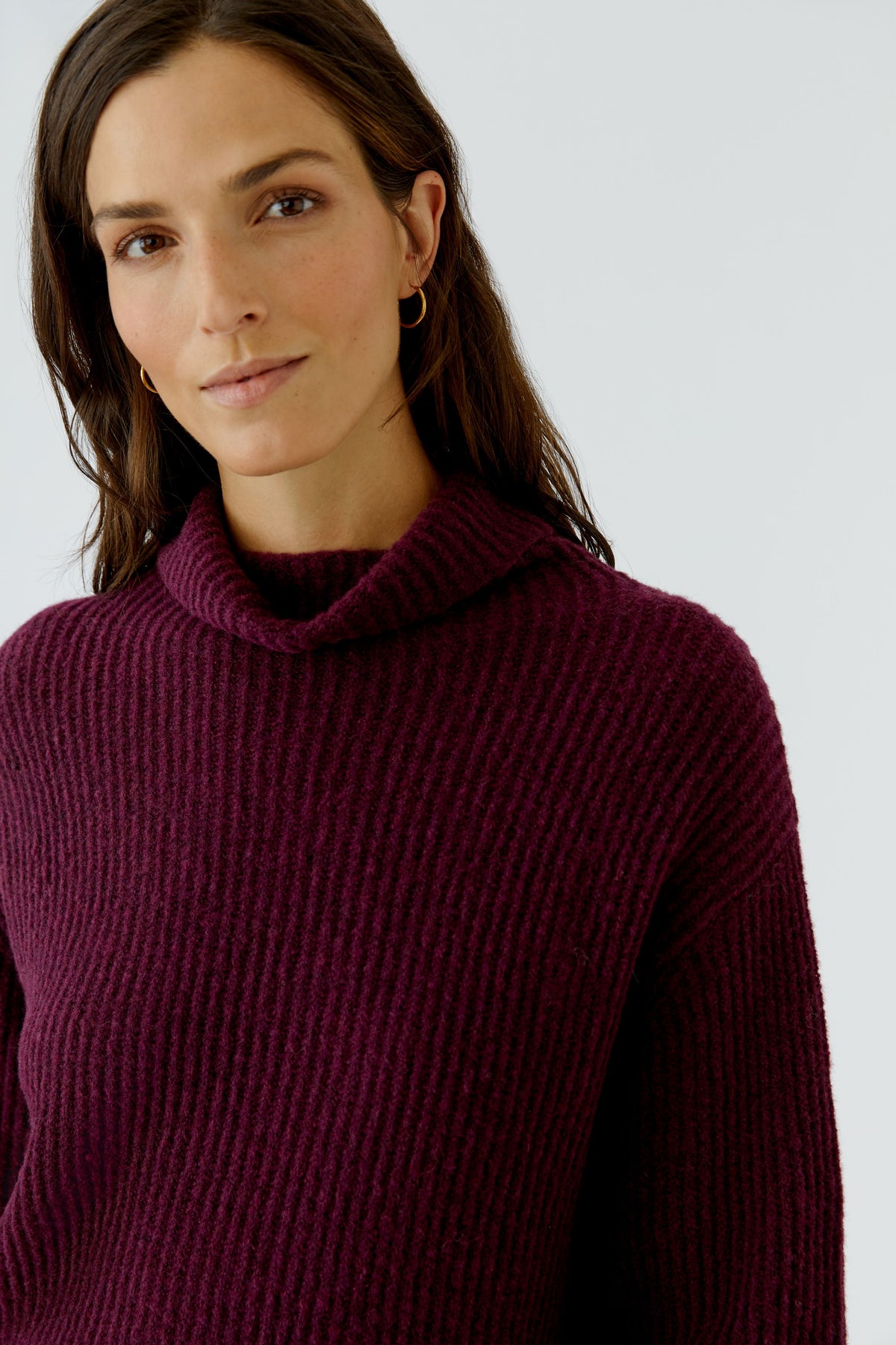Oui burgundy roll neck jumper with soft high collar – neckline detail