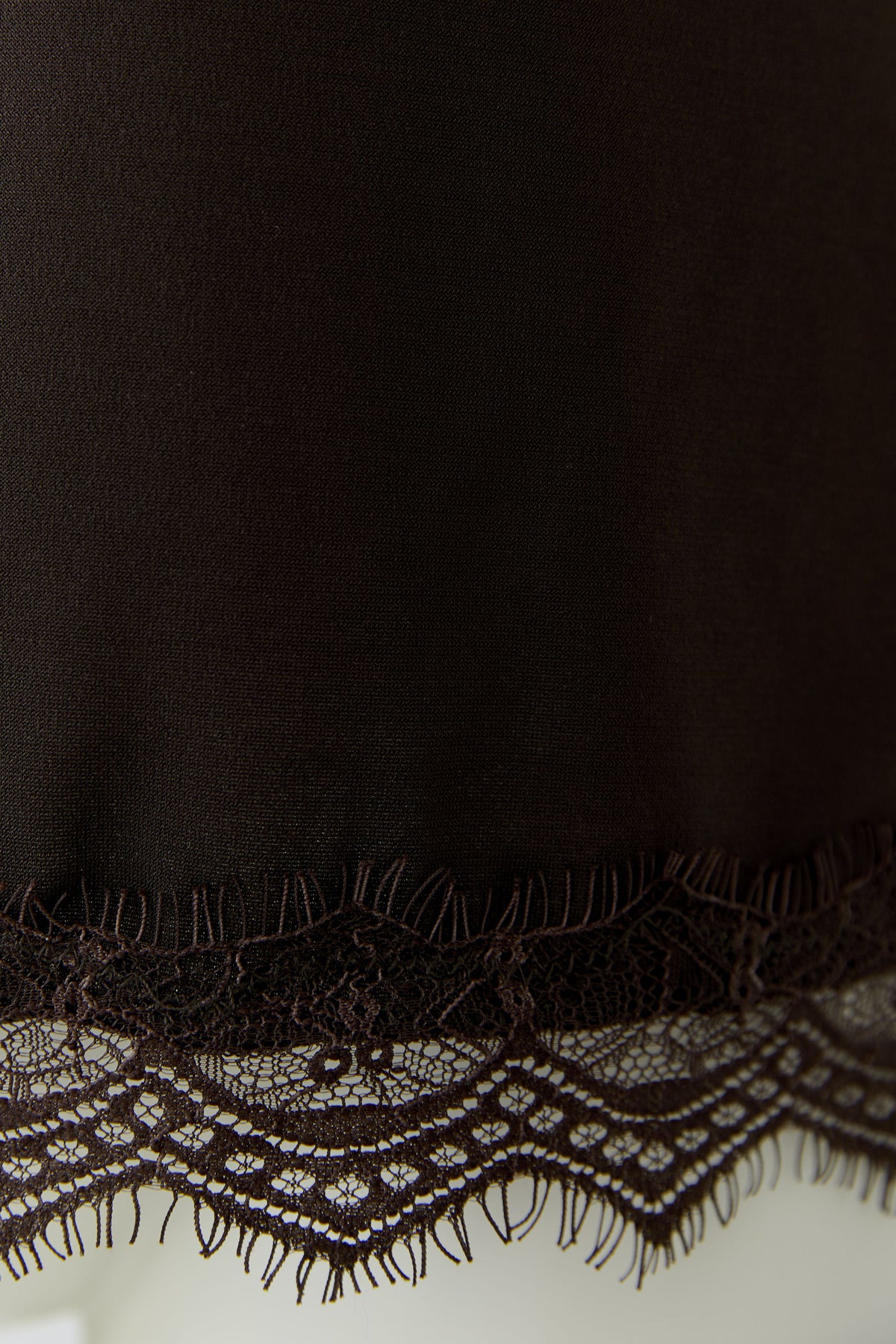 Oui brown camisole with scalloped lace hem – close-up detail