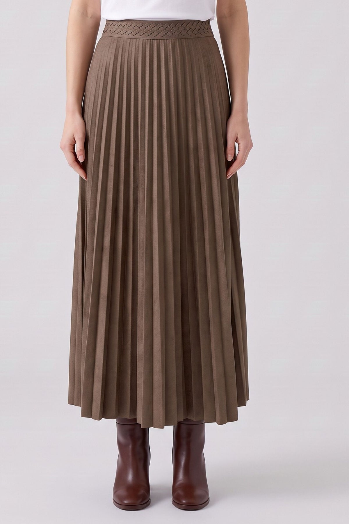     Oui brown pleated midi skirt with fluid full-length pleats – front on woman 