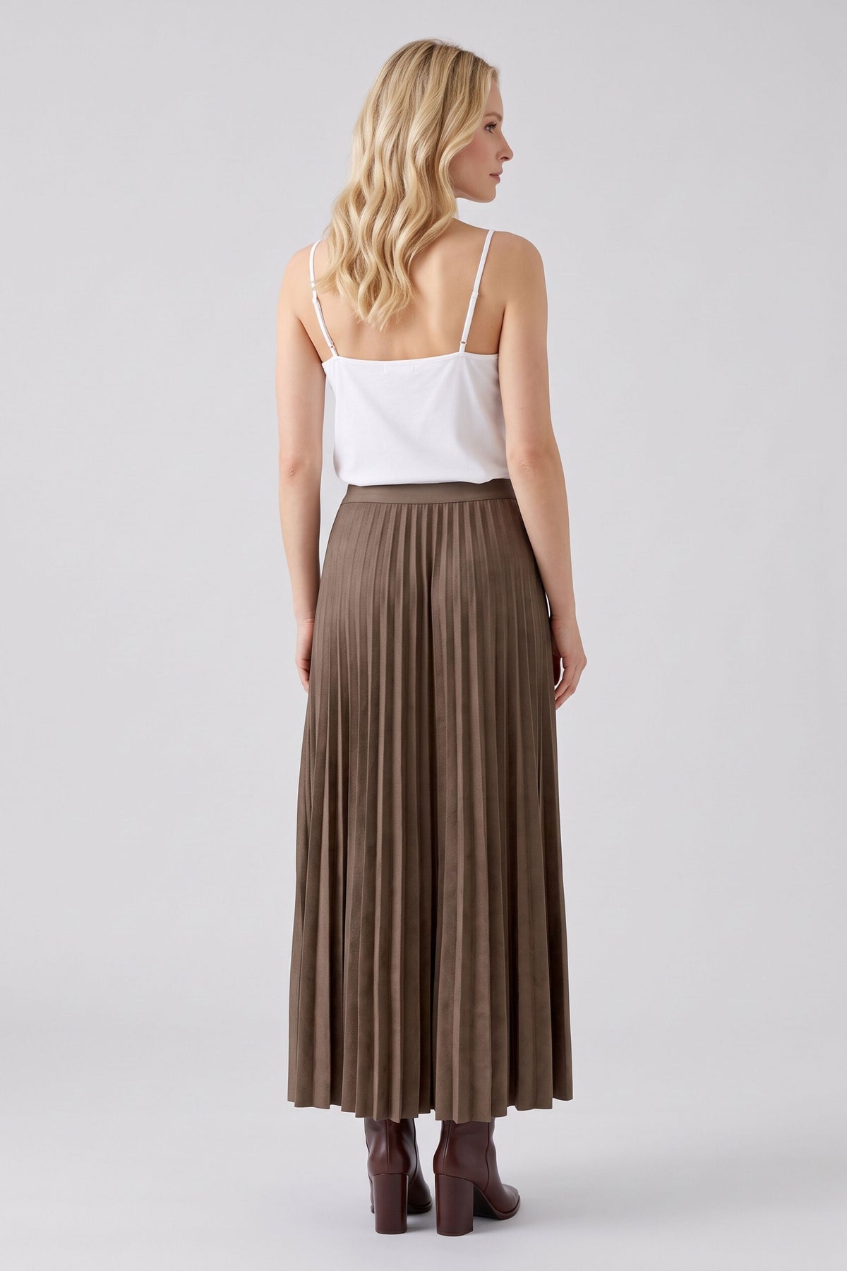 Oui brown pleated midi skirt with elasticated waist – back model view