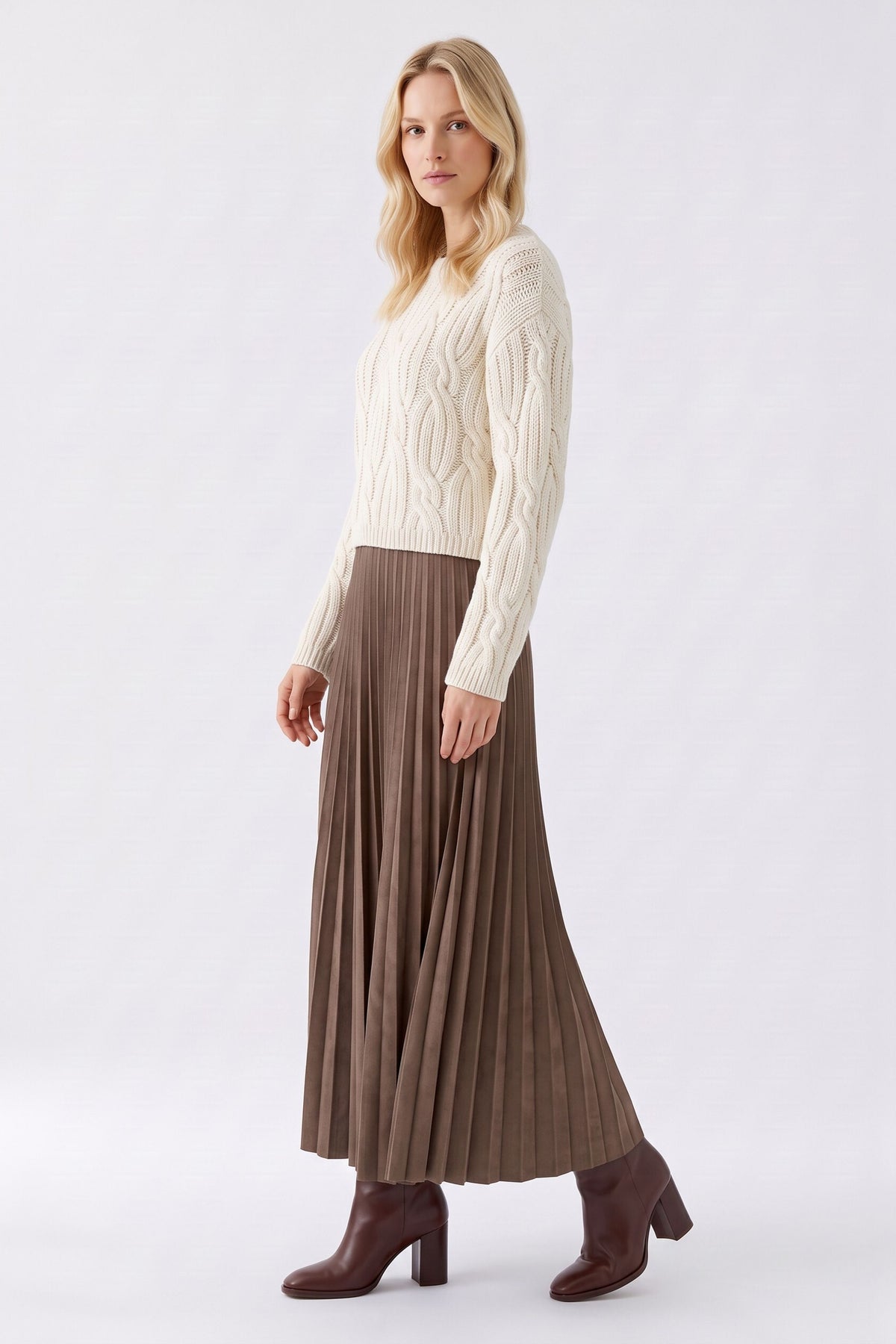 Oui brown pleated midi skirt with flowing pleats – side model view