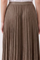 Oui brown pleated midi skirt with fine pleat detail – close-up view
