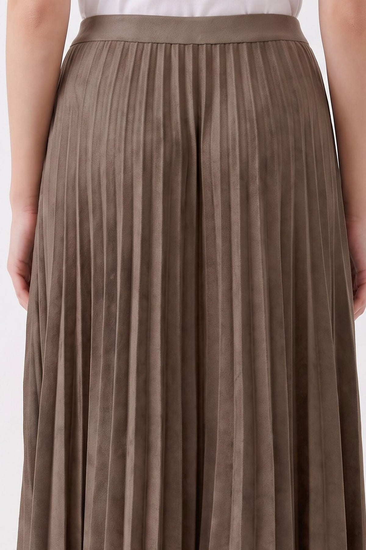 Oui brown pleated midi skirt with fine pleat detail – close-up view