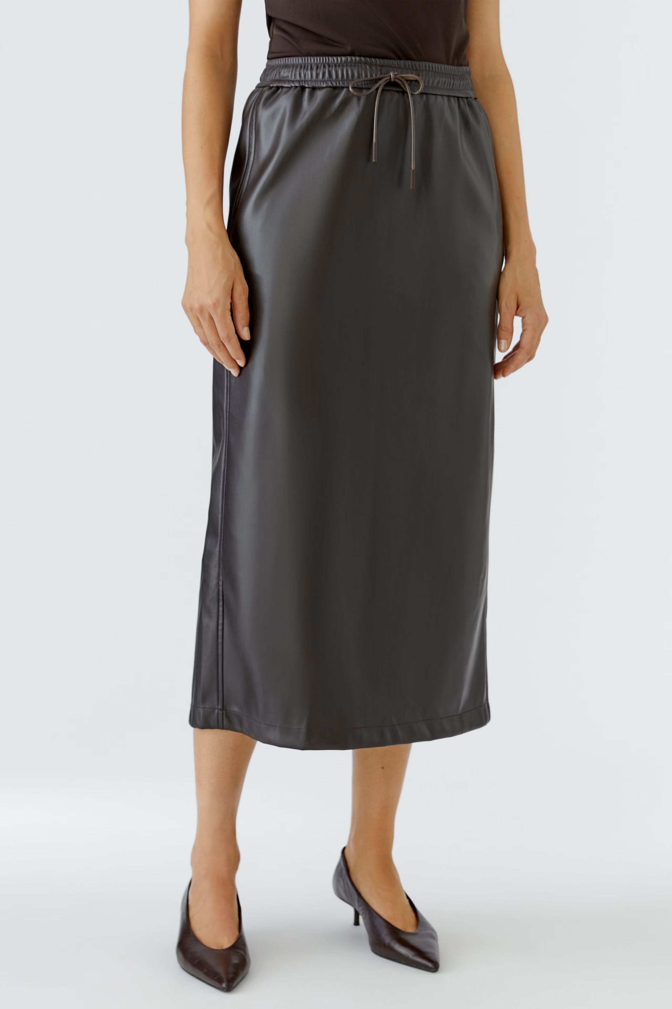Oui chocolate brown faux leather midi skirt – front model view